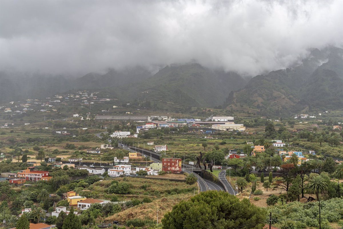 Cielo parcialmente nuboso en Canarias el lunes, posibles lluvias débiles por la tarde.