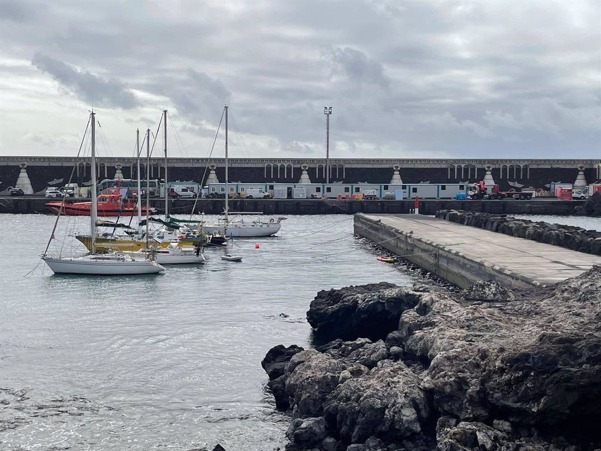 El Cabildo de El Hierro alerta del descenso del turismo y exige liberación de superficie en el puerto de La Restinga