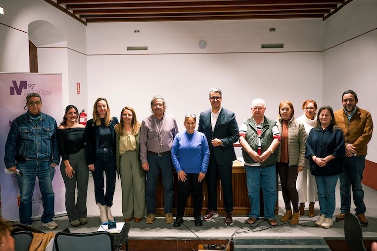 La laguna ofrece talleres y discusiones para ancianos.