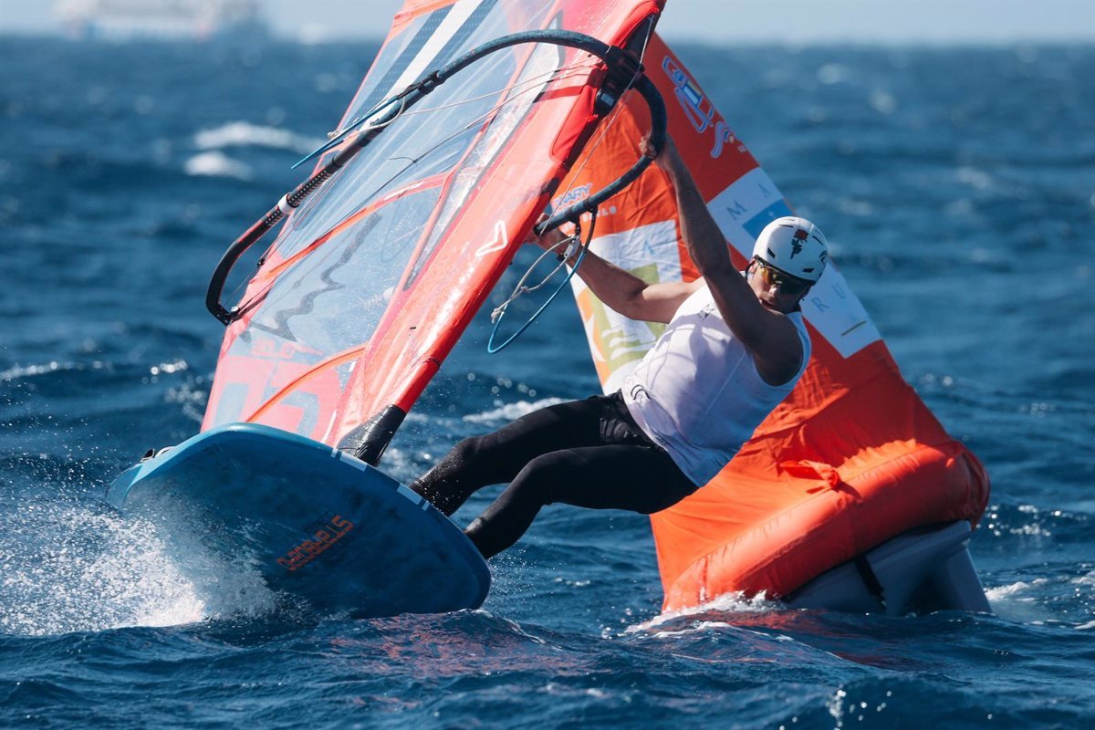 Nacho Baltasar lidera en los Juegos Lanzarote IQFoil