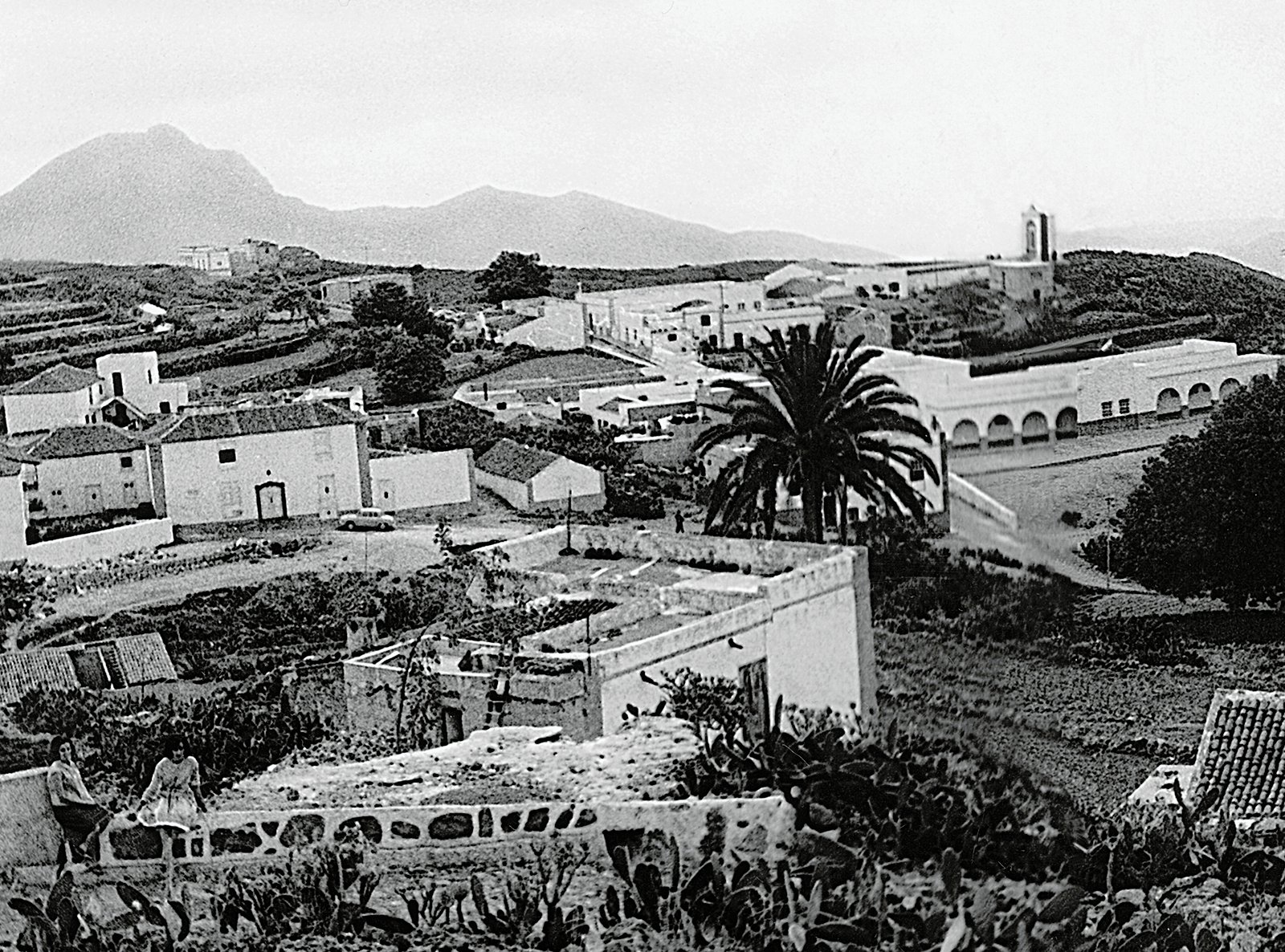 Arona investigará su historia para salvar y difundir el proceso represivo vivido durante la Guerra Civil
Este estudio de memoria histórica se traducirá en un documental que aspira a ser utilizado como una herramienta pedagógica y académica. El Departamento de Patrimonio Cultural Histórico de la Ciudad de Arona, que administra el consejero Luis García, trabaja por el impulso de un proyecto de rescate y difusión de la memoria histórica que conducirá a un documental titulado «Arona durante la Guerra Civil. El estudio de un proceso represivo”. La iniciativa costará 9.897 euros que se financiarán por un subsidio otorgado por el área de igualdad y diversidad, finanzas y proyectos estratégicos de Cabildo Insular Tenerife.
Refiriéndose a la importancia de este proyecto, García enfatizó que «una gran parte de la población de Arona no conoce hechos históricos relevantes en relación con un estado, un episodio histórico, en el que Arna también desempeñó su papel, un papel que no merece».
Aunque la mayoría de los protagonistas en ese escenario histórico ya han muerto, el alcalde señaló que «como punto de partida, tenemos los trabajos de investigación encomiables llevados a cabo por la historiadora Aronera Carmen Rosa Pérez Barrios, a quien se le pedirá que colabore en este documental tan Un depósito de muchos testimonios de las personas ya desaparecidas y, especialmente, como experto en el campo que concentra este proyecto”.
El documental, entre 30 y 40 minutos, tendrá, como eje, la represión ejercida por los rebeldes contra los militantes a la izquierda y de la tendencia republicana durante la guerra civil española en el municipio de Arona. Con esto, está destinado a proporcionar información veraz, objetiva, probada y agradable sobre los procesos históricos que han tenido lugar en esos años.
Esta tarea de rescate y difusión incluirá testimonios actuales, citas de estudio ya llevadas a cabo en esta etapa histórica en el municipio, fotografías de los años 30 y 40 de esta ciudad y, entre otros, documentos de archivo.
Uno de los objetivos de este proyecto audiovisual es que contribuye a la difusión de la historia reciente de este municipio, especialmente entre la población menor. De acuerdo con esta premisa, se pretende que este documental se convierta en una herramienta pedagógica por primera vez al difundirla en los centros primarios y establecidos y, entre otros foros, en las instalaciones socioculturales en Arna y las regiones del sur de Southern Tenerife.