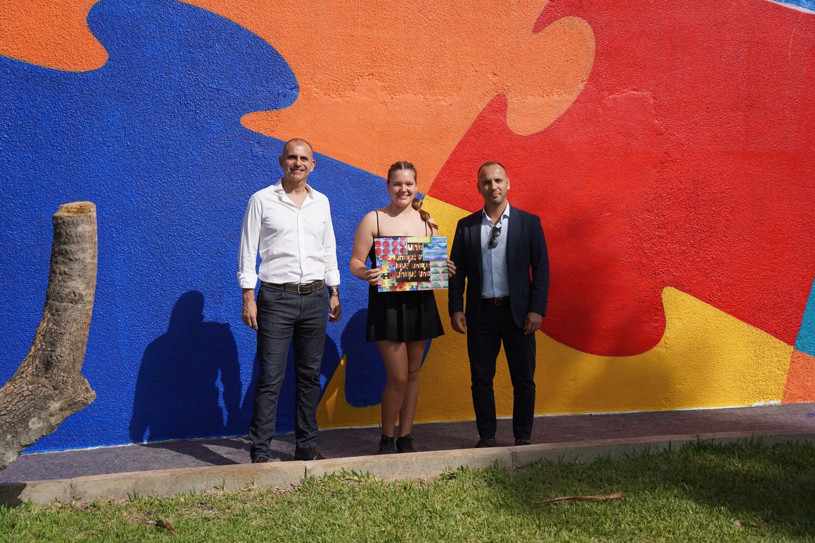 Endesa premia el boceto de una alumna del Colegio de Arona Wingate School en el concurso ConectArte
La ganadora, Jemima Melissa Stirk, y otros nueve estudiantes de su clase recibirán como premio una masterclass para aprender arte urbano impartida por el colectivo artístico Unlogic Crew. La iniciativa de e-distribución, filial de Redes de Endesa, permitirá que una adaptación del mural seleccionado sirva para dar vida, color y arte a las paredes del centro de transformación Las Américas.
‘ConectArte’ es un concurso que se desarrolla en otras cuatro ciudades españolas y que pretende que los estudiantes reflejen en sus obras el papel de las redes eléctricas en la transición energética y en el proceso de transformación hacia una energía sostenible.
La original propuesta de Jemima Melissa Stirk, alumna del Colegio Británico Wingate School, le ha permitido convertirse en la ganadora del concurso ConectArte, impulsado por Endesa y su filial de Redes, e-distribución. Con esta iniciativa se persigue acercar a la sociedad el papel de las redes eléctricas en la transición energética a través del arte urbano.
Este concurso, que también se desarrolla en otras cuatro ciudades españolas —Teruel, Hospitalet de Llobregat, Palma de Mallorca y Badajoz—, ha contado con la participación de 32 centros educativos a nivel nacional. En concreto, en Arona han participado: IES Los Cristianos, IES Luis Diego Cuscoy, IES Guaza, Sección de instituto de Secundaria de Arona y el colegio Británico Wingate School. Los estudiantes de estos centros educativos han trabajo en el concepto de la transición energética y la sostenibilidad, destacando el papel crucial de las redes eléctricas en el proceso de transformación hacia una energía limpia y sostenible.
Un jurado compuesto por representantes de e-distribución, Endesa y el colectivo artístico Unlogic Crew, ha seleccionado como propuesta ganadora la obra de Jemima Melissa Stirk por su creatividad, originalidad y calidad artística.
Como premio, Jemima Melissa y otros nueve estudiantes de su clase recibirán una masterclass impartida por Unlogic Crew, que utilizará como lienzo los muros del centro de transformación Las Américas. Este colectivo adaptará el boceto de Jemima Melissa a un mural de gran formato, permitiendo que los estudiantes observen en directo el proceso de creación y aprendan técnicas de arte urbano de la mano de profesionales.
Unlogic Crew es uno de los colectivos de arte urbano más reconocidos en España. Está formado por nueve amigos de diferentes barrios de Madrid que empezaron sus intervenciones artísticas en entornos urbanos a finales del 99, entre las canchas del Barrio de la Concepción y Vicálvaro. Sus componentes son profesionales de distintos ámbitos; entre ellos hay diseñadores gráficos, industriales y profesores de pintura y también profesionales de áreas ajenas al mundo del arte. Los murales de Unlogic Crew abarcan una gran variedad de estilos, desde el dibujo naif, el cómic y hasta el estilo realista, logrando que cada proyecto tenga una identidad propia.
Endesa está inmersa en la gran transformación que supone la transición energética hacia una producción y un consumo más limpio de energía, y ello debe de ir acompañado de una amplia adaptación y modernización de las redes eléctricas, columna vertebral del sistema.