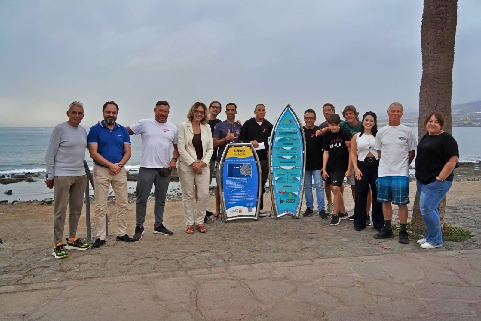 Arona inicia un proyecto pionero con señalética en las zonas de surf de Playa de Las Américas
Las áreas de Medio Ambiente y Sostenibilidad y Litoral impulsan una iniciativa que será visible en cinco spots: La Izquierda (Las Palmeras); El Medio (en la zona de las escuelas de surf); La Derecha (enfrente del Metrópolis); El Dedo (en la zona de la Trampa del Viento); y Fitenia (detrás de Parque Santiago III).
El Ayuntamiento de Arona, a través de las áreas de Medio Ambiente y Sostenibilidad y Litoral, ha puesto en marcha el proyecto pionero en el Sur de Tenerife acerca de la señalética de las zonas de surf en Playa de Las Américas, lo que permitirá que esa parte del litoral del municipio cuente con una cartelería específica que actualiza la información y recomendaciones de uso de ese enclave y que contribuye a la difusión de los valores naturales y la cultura de mar de Arona.
La cartelería cumple los requisitos de ser homogénea, adaptada al entorno e inclusiva y comprensible. Estará en cinco spots: La Izquierda (Las Palmeras); El Medio (en la zona de las escuelas de surf); La Derecha (enfrente del Metrópolis); El Dedo (en la zona de la Trampa del Viento); y Fitenia (detrás de Parque Santiago III).
Hay dos tipos de paneles informativos: uno específico de cada una de las zonas y otro común con las normas del Código de Surf. En el primero de ellos aparece el mapa de la zona; las principales características de la ola; un código QR que lleva a la página web de Medio Ambiente del Ayuntamiento de Arona en la que aparece recomendaciones e información que se actualiza a diario con el estado de las mareas; así como los números de la Policía Local Arona (092) y del Centro Coordinador de Emergencias y Seguridad del Gobierno de Canarias (112).
Por su parte, en el cartel con las normas del Código de Surf aparecen, en forma de figuras, las situaciones más comunes y la forma de actuar en cada momento. Así, en esta señal con las reglas del surf encontramos apartados para ‘preferencia en la ola’, ‘nunca’ saltar la ola, ‘entrar al pico’, ‘comunícate’, ‘siempre’ surfear según la habilidad de cada uno y ‘peligro’.
La primera teniente de alcalde y concejala de Medio Ambiente y Sostenibilidad, Clari Pérez, ha destacado que “valoramos muy positivamente el resultado de esta iniciativa, porque lo cierto es que ha supuesto una mejora en cuanto a seguridad para la práctica del surf en este enclave tan bonito de Playa de las Américas. Se trata de un pasito más dentro del reto que tenemos desde el área de Medio Ambiente de Arona de apostar por la mejora de todo nuestro litoral”.
Por su parte, Guacimara Tavío, concejala delegada de Litoral, ha manifestado que “con este proyecto, Arona da un paso más hacia la mejora de la convivencia entre los diferentes usuarios de nuestras playas, garantizando un entorno seguro, organizado y accesible para todos. Playa de las Américas es uno de los destinos más emblemáticos para el surf en nuestra isla, y esta nueva señalética responde a una necesidad histórica de nuestros surfistas”.
“Hemos diseñado estas señales teniendo en cuenta las características de cada zona y ola, así como, las normas del código del surf y consejos para disfrutar de forma responsable de este entorno natural único.. Además, se incluye un código QR con el que se podrá consultar el estado actualizado de las mareas”, ha explicado la edil responsable del litoral aronero.
Guacimara Tavío ha expresado que “queremos que Playa de las Américas sea un modelo de gestión de espacios costeros, donde el deporte, el ocio y la conservación ambiental puedan coexistir de manera ejemplar. Este proyecto fortalece nuestra posición como destino de calidad y demuestra nuestro compromiso con la seguridad y el bienestar de residentes, visitantes y especialmente de nuestros surfistas.