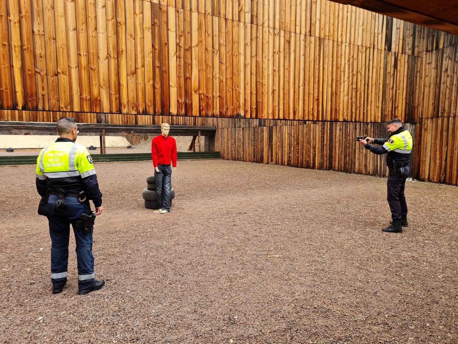 Agentes de la Policía Local de Arona reciben capacitación sobre el uso de dispositivos electrónicos de control

La Policía Local de Arona ha llevado a cabo una acción formativa para actualizar el programa de formación sobre el uso de dispositivos electrónicos de control no letales, como las pistolas eléctricas tipo taser, utilizadas por los agentes. Esta capacitación, autorizada por la Dirección General de Formación del Gobierno de Canarias, es un reflejo del compromiso continuo con la seguridad pública y la mejora de las herramientas utilizadas para proteger a la comunidad.

La formación en el uso de las pistolas taser es un avance en la misión de mantener la seguridad y la paz en el municipio. Se ha llevado a cabo una parte técnico-teórica de forma presencial en el Centro Cultural de Los Cristianos, seguida de una parte práctica sobre el uso de las pistolas taser. Esta formación es esencial para garantizar que la Policía Local de Arona esté preparada para actuar de manera efectiva y responsable, mejorando así la seguridad de la comunidad y promoviendo la confianza entre la policía y los ciudadanos.

La Policía Local seguirá trabajando en colaboración con la comunidad para asegurar que las prácticas y herramientas se ajusten a las expectativas y necesidades de los ciudadanos. Además, el área de Policía Local agradece el apoyo continuo de la comunidad y se compromete a mantener un diálogo abierto sobre sus iniciativas.