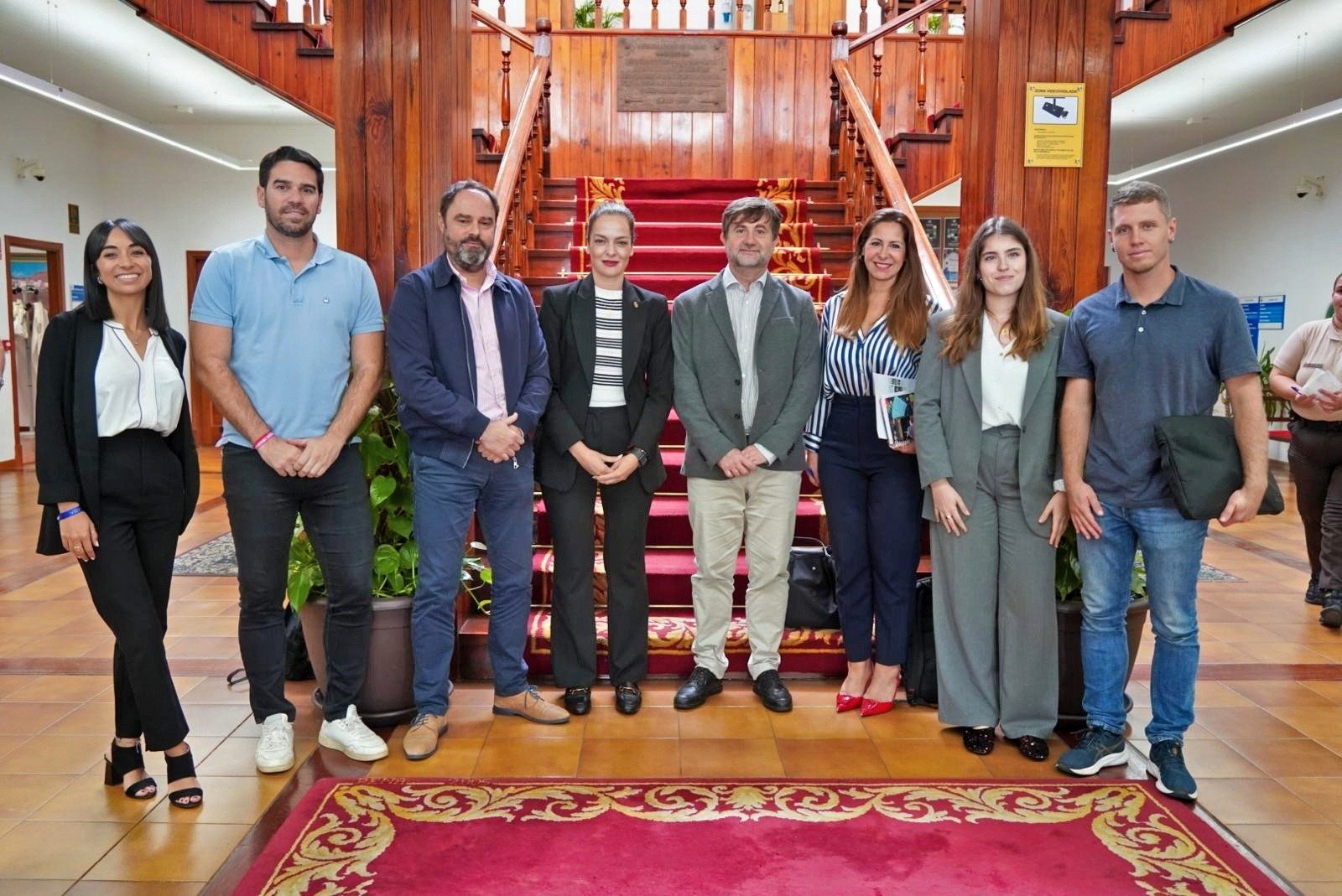Comienza el Plan de Movilidad Urbana Sostenible de Arona
La próxima semana comenzarán los trabajos de recopilación de información para la redacción del Plan de Movilidad Urbana Sostenible de Arona (PMUS), cuya finalización está prevista para Semana Santa de 2025, según se informó durante la reunión informativa celebrada el martes 19 de noviembre en el Ayuntamiento de Arona entre el equipo encargado de su elaboración y la alcaldesa de Arona, Fátima Lemes, la segunda teniente de alcalde y concejala de Turismo, Promoción Económica y Empleo, Dácil León, y los concejales de Movilidad, Héctor Reyes; Transparencia y Modernización, Luis Sierra; y Urbanismo, Luis García.
Este PMUS forma parte del proyecto ‘Descarbonización del destino. «Canary Green», puesto en marcha por la Asociación de Municipios Turísticos de Canarias (AMTC) y coordinado a través del Patronato de Turismo de Arona en estrecha colaboración con las áreas competentes en Movilidad, Ordenación/Urbanismo y Modernización.
Manuel Pineda, responsable del PMUS de Arona como director de proyectos de DOYMO, detalló durante la reunión las pautas de elaboración de este plan que busca ordenar, estructurar y potenciar la implementación de medidas que puedan hacer frente a los desafíos de la movilidad urbana de Arona.
En este sentido, se realizarán encuestas telefónicas y se solicita la participación ciudadana para que los resultados reflejen de la mejor manera posible la realidad del municipio en términos de movilidad. También se mantendrán contactos con colectivos sociales y empresariales, sectores como el del taxi, colegios y, en general, con agentes representativos en materia de movilidad.
En Arona, la dispersión de sus más de 113,000 habitantes distribuidos en diferentes áreas urbanas con sus características únicas es un dato importante a considerar, lo que plantea un desafío importante en la reducción del uso del vehículo privado en su movilidad general. También es relevante la importancia del turismo en el municipio, especialmente en las zonas costeras, aunque también hay que tener en cuenta la conexión con el Parque Nacional del Teide, lo que requiere un análisis profundo de los hábitos de movilidad turística y su impacto en la vida diaria de la población de Arona.
Entre los desafíos de este plan se encuentran los atascos de tráfico en vías congestionadas como la TF-1 y el acceso al Puerto de Los Cristianos. Uno de los principales desafíos de las ciudades en un futuro cercano es implementar medidas que fomenten la movilidad sostenible.