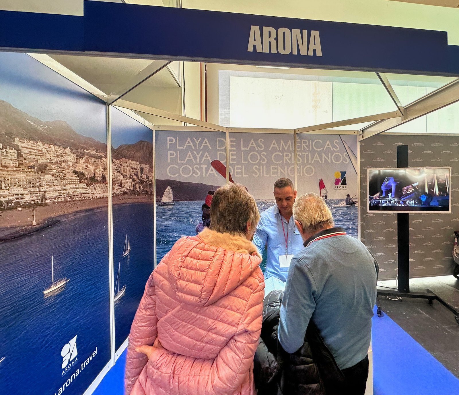 Noticias:
Excelente balance de la presencia de Arona en NAVARTUR, una de las ferias nacionales más importantes del panorama turístico

Esta edición ha batido récords de asistencia mostrando la importancia de esta feria en el turismo nacional.

El Patronato de Turismo de Arona ha calificado como muy positiva la presencia del municipio en la XIX Feria Internacional de Turismo de Navarra, Navartur 2025, la muestra más importante del sector en la zona Norte de España. La Marca Arona ha podido llegar a casi 52.000 asistentes -un 5% más que el año pasado-, y mostrar las bondades y experiencias que ofrece un destino que ha hecho soñar al público.

Este año, las tendencias en turismo han estado más claras que nunca y están alineadas con la potente oferta que podemos encontrar en Playa de Las Américas, Playa de Los Cristianos y Costa del Silencio-Las Galletas. Arona pone al servicio de los visitantes experiencias personalizadas como escapadas exprés, viajes a medida diseñados con IA y turismo ‘slow’ para disfrutar sin prisas. El turismo gastronómico está en auge y es otro de los puntos fuerte de Arona, que tiene en su ‘menú’ restaurantes de todo tipo –desde disfrutar de una Estrella Michelín hasta la típica comida típica canaria de los guachinches- y la riqueza de sus productos locales, tanto marinos como de medianías.

Arona también lució todas las propuestas que le hacen ser un destino único a nivel internacional para el denominado ‘turismo azul’, ese tipo de turismo que busca ofrecer experiencias únicas relacionadas con el mar, además de proteger el entorno y las comunidades locales que dependen de él. Las posibilidades que dan el buceo, la vela, el avistamiento de ballenas, la pesca deportiva o los deportes acuáticos y de playa en el litoral de Arona son casi infinitas. Además, esta forma de turismo incluye la interacción con la vida marina y los paisajes costeros, algo en lo que Arona se ha distinguido desde hace muchas décadas.

Cada día más, el turismo busca viajes de bienestar y turismo deportivo y aquí vuelve a Arona a posicionarse como una referencia ante esos viajeros que buscan desconectar y cuidarse mientras exploran el destino. Y, ante la tendencia de los últimos tiempos de la desestacionalización, en la que cada vez más viajeros buscan evitar las aglomeraciones y disfrutar de destinos en temporadas menos concurridas, Playa de Las Américas, Playa de Los Cristianos y Costa del Silencio-Las Galletas muestran cómo la bondad del clima y la variada oferta alojativa permiten disfrutar de todo lo que ofrece el municipio a sus visitantes cualquier día del año.

Una feria al alza

El público navarro ha demostrado, una vez más, su pasión por viajar. Y los expositores han estado a la altura con destinos únicos, experiencias inolvidables y muchas ganas de compartir lo mejor del turismo. Además, Meet Navartur 2025 ha sido el punto de encuentro clave para los profesionales del turismo. Turoperadores internacionales de Estados Unidos, Alemania, Reino Unido, Italia, Portugal y España han conectado con empresarios del sector en un evento ágil y productivo.