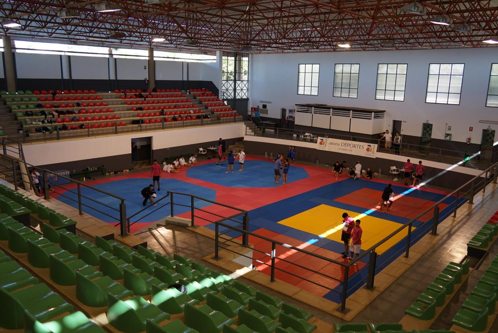 El Patronato de Deportes abre la convocatoria de subvenciones para clubes deportivos de Arona de la temporada 2024-2025. El Ayuntamiento de Arona ha habilitado en su portal web arona.org/deportes los enlaces a las distintas modalidades de subvenciones disponibles, que cubren las distintas modalidades y franjas de edades del deporte federado. El Patronato de Deportes del Ayuntamiento abre el plazo para solicitar subvenciones dirigidas a clubes deportivos del municipio. Estas ayudas están destinadas a apoyar a aquellos equipos y deportistas locales que participan en categorías oficiales federadas para la temporada 2024-2025. El período de solicitud, que se inicia hoy, se mantendrá activo hasta el próximo lunes, 25 de noviembre de 2024. Esta convocatoria busca brindar un respaldo fundamental a los clubes deportivos de Arona que trabajan diariamente en el desarrollo de la práctica deportiva, incentivando la participación en competiciones oficiales y promoviendo la formación y el crecimiento de los deportistas del municipio.