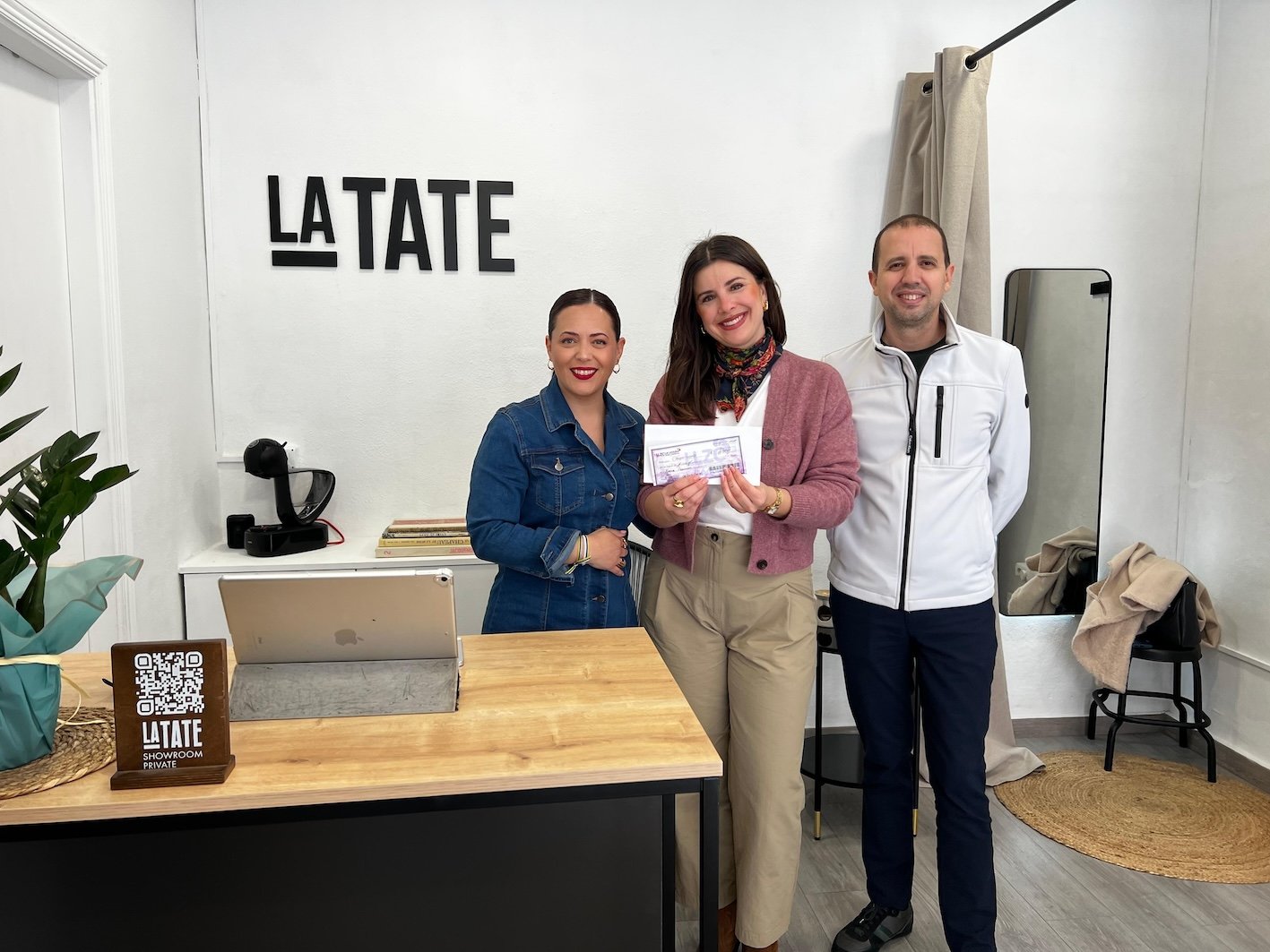 El Ayuntamiento y comerciantes de Laguna premian compras navideñas con «El Regalazo»