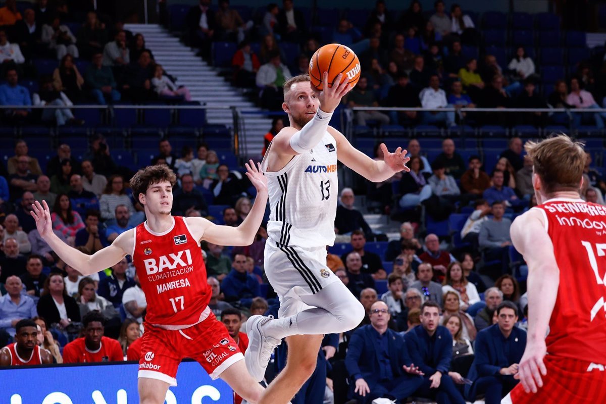 El Real Madrid defiende la copa contra Baxi Manresa.