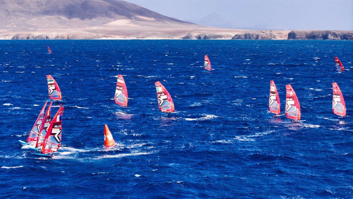 Nacho Baltasar sigue en la pelea en Lanzarote IQFoil Games