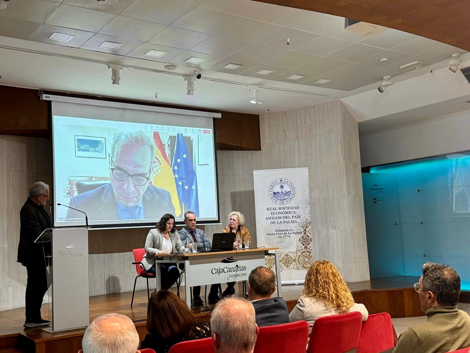 Portal de Noticias del Gobierno de Canarias

José Ramón Barrera inaugura las jornadas de la Real Sociedad palmera sobre el fuero isleño con propuestas para atraer el retorno de talento y fortalecer la economía local
El presidente del Cabildo, Sergio Rodríguez, llama a convertir La Palma en «una prueba piloto para la reforma que necesita Canarias» de su marco económico y fiscal
El comisionado de La Palma, Héctor Izquierdo, considera que las medidas fiscales, como la bonificación del 60% del IRPF, “han sido clave para la reconstrucción de la isla»
La presidenta de Fedepalma, Carmen Koury, espera que las propuestas de Barrera “se hagan realidad cuanto antes para que los empresarios tengan un marco más favorable”

El Comisionado del REF, José Ramón Barrera, presentó en La Palma una propuesta para que el fuero canario no solo sea un instrumento de equidad entre Canarias y el resto del país y Europa, sino que también propicie un crecimiento interno homogéneo. Para ello, busca establecer un multiplicador fiscal para las islas no capitalinas con el objetivo de compensar las dificultades derivadas de la doble insularidad. Además, abogó por medidas que favorezcan el retorno del talento y fortalezcan la economía local. «Es necesario modernizar el REF para adaptarlo a las nuevas realidades y asegurar que Canarias pueda competir en igualdad de condiciones», afirmó.

Barrera ofreció la conferencia inaugural del ciclo ‘¿Qué modelo de REF necesitamos?, Las Islas periféricas y la doble insularidad’, organizado por la Real Sociedad Económica de Amigos del País de La Palma. Durante su intervención, el comisionado ha valorado positivamente la toma en consideración esta semana en el Congreso de los Diputados de su propuesta de reforma de la Reserva para Inversiones en Canarias (RIC), para que pymes y autónomos puedan invertir en la construcción, adquisición o rehabilitación de inmuebles destinados al alquiler residencial, algo que espera que pueda hacerse realidad pronto y ayude a ampliar la oferta y a moderar los precios.

El representante del Gobierno de Canarias también expuso otras propuestas para la modernización del REF que favorezcan al sector primario y la industria local, faciliten la empleabilidad de jóvenes y mayores de 55 años, capitalicen a las empresas canarias y mejoren las rentas de trabajadores y autónomos con una deducción del IRPF similar a la que se aplica en La Palma desde la erupción del Tajogaite. «Es necesario modernizar el REF para adaptarlo a las nuevas realidades y asegurar que Canarias pueda competir en igualdad de condiciones», afirmó.

El espacio cultural CajaCanarias, de la capital palmera, acogió el evento que reunió a representantes institucionales y del sector empresarial de toda la isla para debatir sobre la importancia y el futuro de este instrumento clave para la economía del archipiélago. Durante la apertura del acto el presidente del Cabildo de La Palma, Sergio Rodríguez, agradeció “el trabajo realizado por el Gobierno de Canarias y, especialmente, el comisionado del REF para atender los problemas de esta isla”.

Asimismo, el presidente insular señaló la necesidad actualizar el fuero “para que sea más flexible y abra nuevos caminos que den respuesta a los problemas que van surgiendo”. “La Palma puede ser una prueba piloto en este sentido”, destacó Rodríguez pidiendo al comisionado para la reconstrucción de La Palma, Héctor Izquierdo, que participó por videoconferencia desde Madrid, “que el Gobierno de España atienda las necesidades de Canarias, porque nosotros podemos hacer muchas propuestas para el REF, pero las modificaciones hay que aprobarlas en Madrid”.

Héctor Izquierdo habló del papel clave de las medidas fiscales en la recuperación de la isla tras la erupción. «Las ayudas fiscales han permitido fijar población, rejuvenecer la economía y garantizar que los negocios no cierren. La bonificación del 60% del IRPF ha supuesto un alivio directo para miles de familias palmeras», indicó.

Por su parte, la presidenta de Fedepalma, Carmen Koury, puso en valor el esfuerzo del sector empresarial tras la crisis desatada por el volcán y resaltó la importancia de contar con un marco fiscal estable. «Esperamos que las iniciativas planteadas por el comisionado se hagan realidad cuanto antes y que los empresarios puedan beneficiarse de un marco más favorable para impulsar la actividad económica en la isla», indicó.

Koury aprovechó también para reivindicar la necesidad de mejorar el acceso a financiación para las pymes y autónomos de La Palma, asegurando que «sin un crédito accesible y adaptado a la realidad insular, será difícil que las empresas puedan crecer y generar empleo».

Por su parte, Leira Piñero, representante de Cotime, destacó la urgencia de disponer de vivienda en La Palma para atraer a los profesionales que necesita la isla y dijo confiar en que “la reforma de la RIC pueda concretarse pronto para que nos ayude a resolver uno de nuestros grandes problemas”. La empresaria también alertó sobre la necesidad de actualizar también la reserva para que las inversiones en software se puedan materializar a través de este incentivo. “La herramienta que está utilizando Héctor Izquierdo para hacer esta videoconferencia -señaló la joven- es algo que deberían estar utilizando todas las empresas del sector servicios; sin embargo, su coste no se puede asumir a día de hoy con la RIC porque algunos todavía están 1994”, en alusión al año de aprobación de este incentivo.

El ciclo de conferencias continuará hoy, a partir de las 19:00 horas, bajo la coordinación del presidente de la RSEAP, Elías Castro, con las intervenciones de dos de los redactores de las reformas del fuero canario que dieron origen a la Zona Especial Canaria (ZEC) y a la Reserva de Inversiones de Canarias (RIC) y un experto en economía y fiscalidad. Los ponentes serán el profesor jubilado de Análisis Económico de la ULPGC, Rodolfo Espino Romero; el economista del Consejo Económico y Social (CES), José Sánchez Ruano, y el economista y director gerente de la Sociedad de Promoción Económica de Gran Canaria, Cosme García Falcón. Portal del Gobierno de Canarias.[embed]https://www.youtube.com/watch?v=ocpXUniTlEU[/embed]