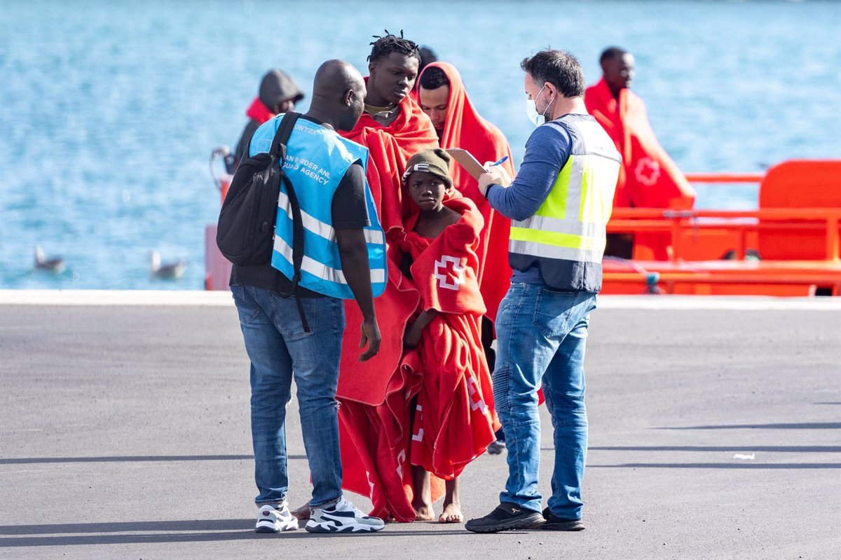 Rescatados 16 migrantes a bordo de un cayuco cerca de Tenerife