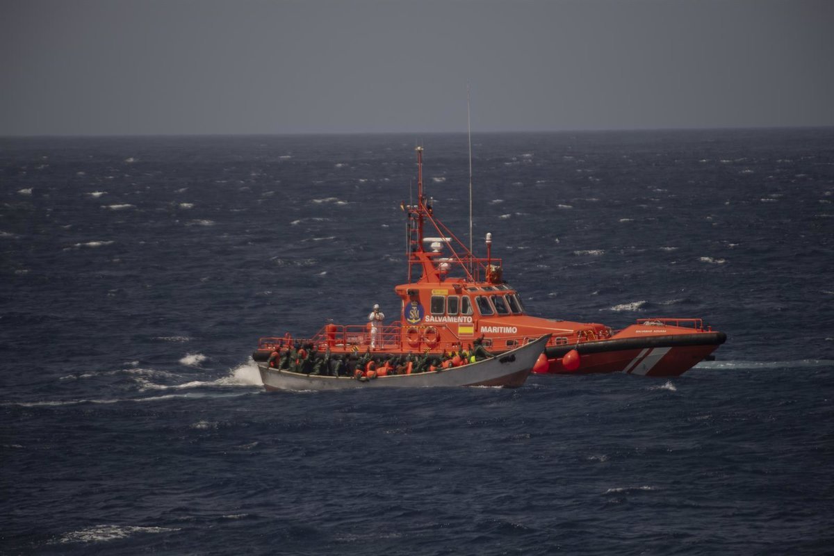 Rescate de 60 migrantes en un cayuco al sur de El Hierro