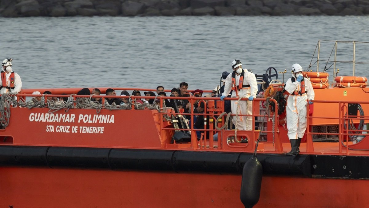 Rescate de 97 inmigrantes en aguas cercanas a Lanzarote