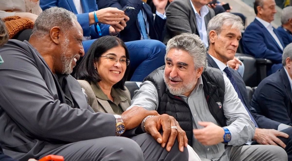 Rodríguez Uribes disfruta al máximo la Copa de Las Palmas de baloncesto.
