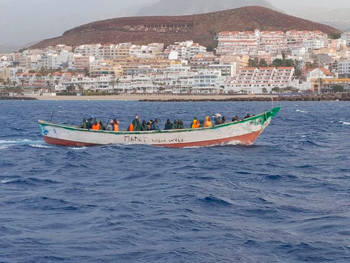 Salvamento Marítimo escolta cayuco a Los Cristianos (Tenerife)
