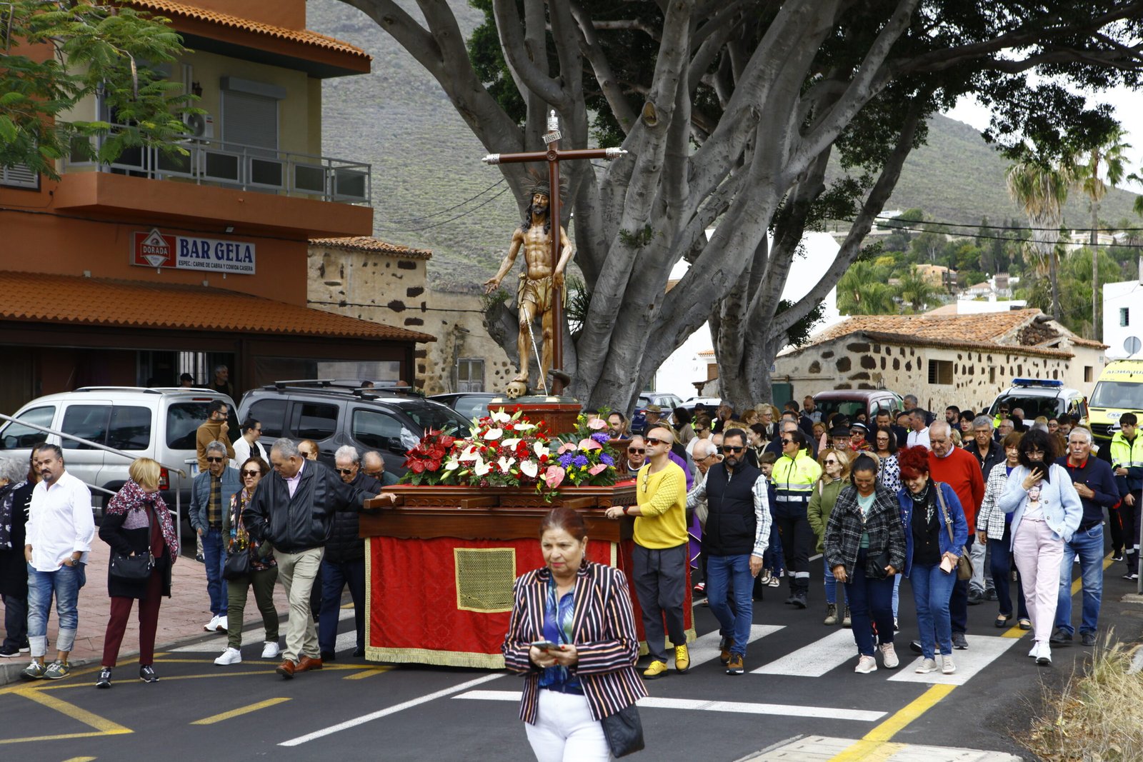 Arona celebra la Rogativa de la Lluvia al Santísimo Cristo de la Salud

La procesión, que cuenta con más de un siglo de historia, recorre este domingo las calles del casco del municipio hasta Montaña Frías.

Como viene ocurriendo desde hace más de un siglo en Arona, el primer domingo del mes de marzo, se celebra la tradicional Rogativa al Cristo de la Salud o como popularmente se la conoce, la Rogativa de la Lluvia, una procesión que recorre las calles del casco del municipio hasta Montaña Frías.

La talla del siglo XVII del Santísimo Cristo de la Salud es venerada como una manifestación piadosa en la que se pedía la lluvia para los campos y la agricultura. Esta tradición vinculada a la historia agrícola de Arona y con el agua como protagonista para la prosperidad del campo ha pasado de generación en generación, con algunas interrupciones, desde la década de los años 20 del siglo pasado.

Programa

A las 10:30 horas de la mañana está previsto que el Santísimo Cristo de la Salud sea llevado en procesión desde la parroquia de San Antonio Abad hasta el cementerio, recorriendo las calles Domínguez Alfonso, avenida de la Constitución, La Mejora, calle del Sitio y camino Llano del Rey, con algunas paradas durante el recorrido en la que los vecinos suelen recibir al Cristo con pétalos de rosas, cantos y poesías. Al llegar a la ermita de la virgen de la Milagrosa, se celebrará la tradicional eucaristía a las 12:30 horas. Una vez finalizada la misa, y tras subir a lo alto de Montaña Frías, la procesión continuará hasta el cementerio, donde a las 14:00 horas se realizará una ofrenda musical al Santísimo Cristo de la Salud, que correrá a cargo de la Agrupación Pulso y Púa de la Escuela Municipal de Música y Danza de Arona y el grupo Vinomios en forma de Ave María y dos temas instrumentales.

La talla del Cristo de la Salud

El Cristo de la Salud, Alcalde Perpetuo de Arona, es la advocación de Cristo más venerada en el sur de Tenerife. Se trata de una talla de madera policromada del barroco y perteneciente a la escuela canaria, realizada por el escultor güimarero Lázaro González de Ocampo. Fue realizada en la segunda mitad del siglo XVII. La imagen originalmente se encontraba en el Convento de San José o de Las Claras, de la Villa de La Orotava.
