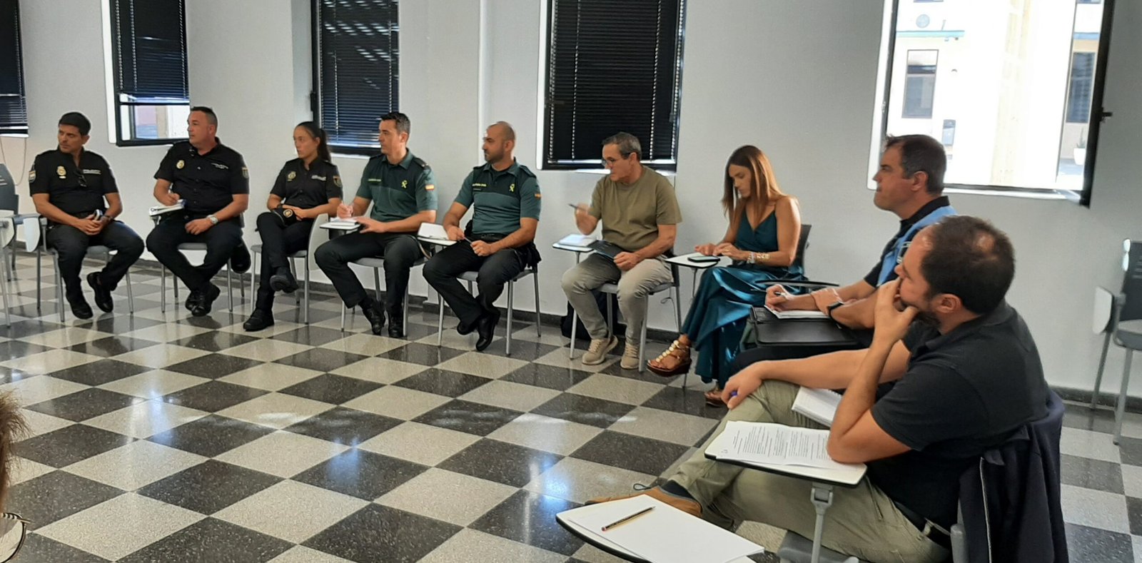 Noticias

Arona celebra la XV Comisión de Seguridad Escolar

El objetivo es establecer las líneas de coordinación y planificación de las acciones a desarrollar en las inmediaciones de los centros educativos.

El Ayuntamiento de Arona ha celebrado la Comisión de Seguridad Escolar, convocada desde la Concejalía de Educación como responsable del Plan Municipal sobre Adicciones, para dar respuesta a los objetivos marcados, dentro del Plan Director para la Convivencia y Mejora de la Seguridad en los Centros Educativos y sus Entornos, estableciendo líneas de coordinación para afrontar el curso 2024-2025.

Una reunión que se desarrolla anualmente y en la que han acompañado al concejal de Educación, Héctor Reyes, representantes de los Cuerpos y Fuerzas de Seguridad del Estado; la dirección de los Institutos de Educación Secundaria; y técnicas de la Unidad del Menor y Familia de Servicios Sociales y de Educación; quienes han intercambiado información referida a la seguridad escolar en los entornos de los centros educativos.

La sesión de la Comisión de Seguridad Escolar ha tenido como objetivo establecer las líneas de coordinación y planificación de las acciones a desarrollar en las inmediaciones de los centros educativos, ya que los colectivos convocados son imprescindibles para aunar criterios de colaboración y poder marcar un plan de trabajo y actuación común.

Las y los representantes de los centros educativos mostraron su gratitud por tener este foro para compartir y por el apoyo que reciben de diferentes áreas del Ayuntamiento. Agradecieron a las Fuerzas y Cuerpos de Seguridad la labor que realizan, así como las charlas formativas que imparten, complementando el trabajo que se viene realizando desde el Plan Municipal sobre Adicciones en los centros educativos. Si bien, insisten en la importancia de contar con presencia policial en los horarios de entrada y salida del alumnado de los centros para mejorar la seguridad. Además, los representantes de las Fuerzas y Cuerpos de Seguridad reiteraron su colaboración y su labor formativa en el contexto educativo.

Los representantes políticos acogieron las demandas solicitadas respecto a la seguridad en los entornos escolares y el compromiso de colaborar y apoyar para el buen funcionamiento y generar confianza a la comunidad educativa.