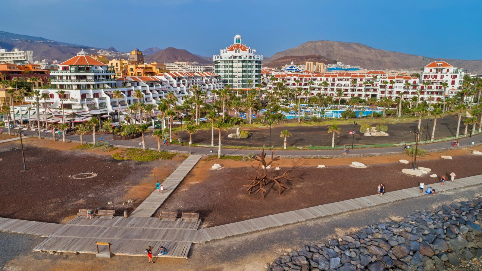 Arona estará presente en la ITB de Berlín mostrando su oferta en Playa de Las Américas, Playa de Los Cristianos y Costa del Silencio-Las Galletas. El Patronato de Turismo mostrará las virtudes de su oferta accesible con su ‘Paraíso de Sensaciones’. La delegación estará compuesta por la alcaldesa de Arona, Fátima Lemes, y el concejal de Turismo, Naím Yánez, acompañados por personal del Patronato de Turismo de Arona. La Marca Arona ofrece múltiples posibilidades como turismo activo, sostenible y de naturaleza, de sol y playa, turismo gastronómico, de patrimonio, de deporte y de salud.