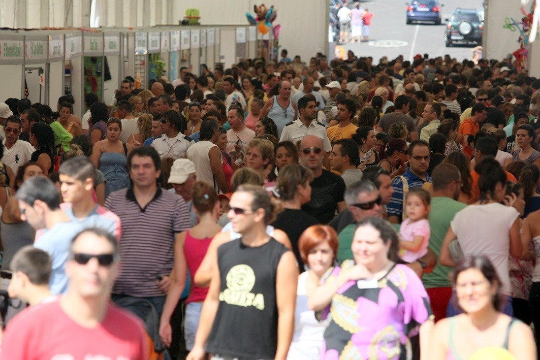 Noticias:

La ExpoOutlet Arona 2024 regresa a Los Cristianos repleta de ofertas y oportunidades. La feria de saldos más grande del Sur de Tenerife se llevará a cabo el sábado 9 y el domingo 10 de noviembre en el recinto ferial frente al pabellón Jesús Domínguez Grillo. Más de 50 stands ofrecerán productos rebajados a la mitad de su precio original, además de contar con una Zona Gastronómica y una Zona de Dinamización Infantil.

En esta edición participarán más de 40 empresas y asociaciones sin ánimo de lucro, como Orobal, Fundación Carrera por la Vida y la Asociación Española contra el Cáncer, entre otras. Se podrán adquirir productos de moda, decoración, salud, electrónica, juguetes, regalos, cosmética, electrodomésticos, y más a precios de saldo.

La ExpoOutlet Arona 2024 busca dinamizar el comercio local, permitiendo a los establecimientos reducir su stock y obtener liquidez para adquirir nuevos productos. Además, ofrece a la población la oportunidad de adquirir productos de calidad a buen precio y conocer el comercio local. Se garantiza la calidad de los productos vendidos en la feria, exigiendo que conserven el etiquetado original y no presenten defectos de calidad.