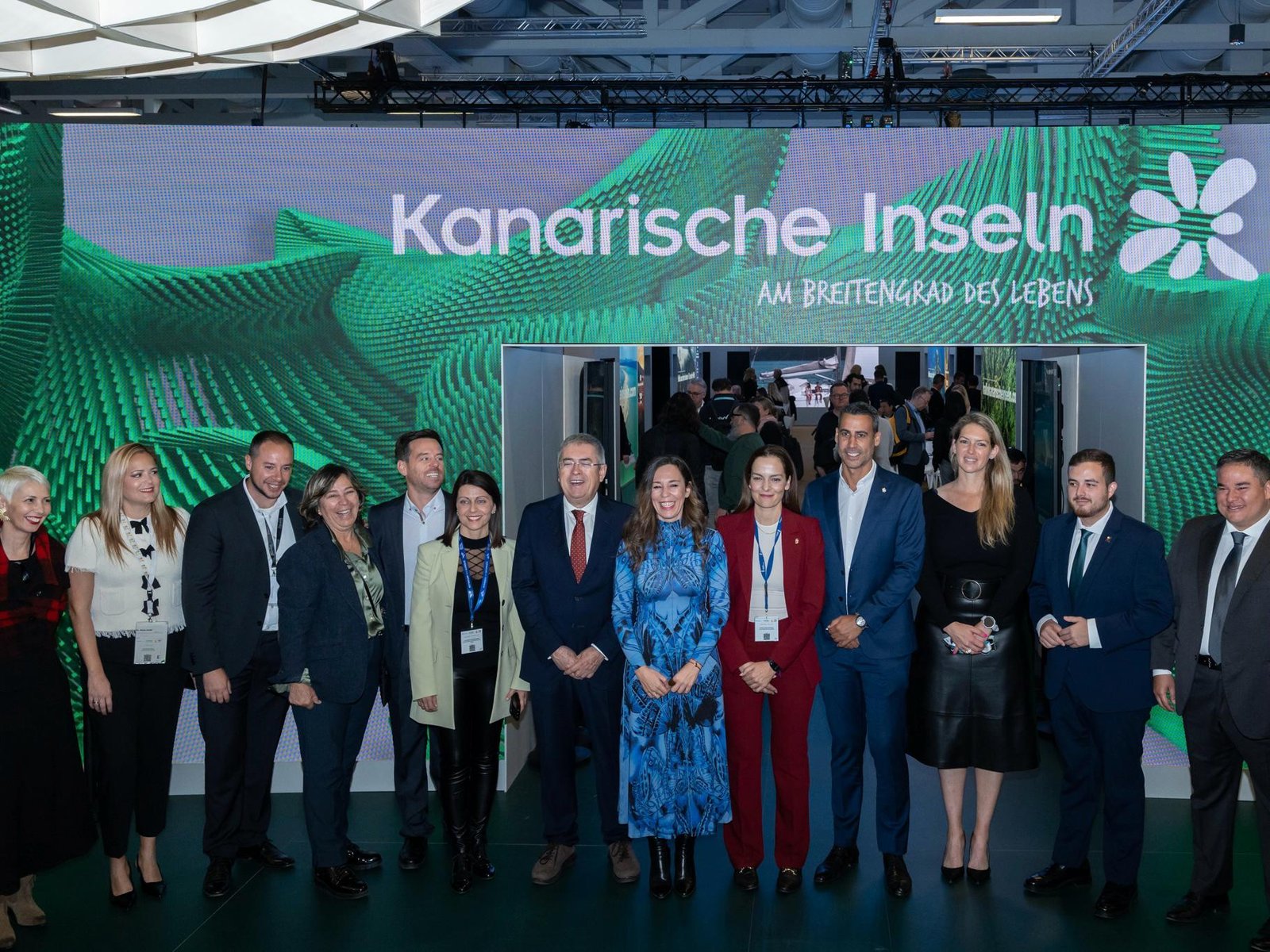 Arona muestra en Berlín sus principales núcleos turísticos fortaleciendo su compromiso con la accesibilidad y sostenibilidad. Las imágenes del municipio estuvieron presentes en una calle importante de la capital alemana antes, durante y después de la feria.

Arona participó en la Feria de Turismo de Berlín ITB 2025 con sus principales núcleos turísticos: Playa de las Américas, Playa de los Cristianos y Costa del Silencio-Las Galletas. La delegación incluyó a la alcaldesa Fátima Lemes, el concejal de Turismo Naím Yánez y personal del Patronato de Turismo.

El Patronato de Turismo de Arona destacó su compromiso con la sostenibilidad y la accesibilidad, aspectos valorados por las empresas turísticas y los turistas alemanes. La estrategia de la Marca Arona se promocionó en el Recinto Ferial de Berlín y en una importante calle de la capital alemana.

La alcaldesa Fátima Lemes enfatizó la importancia de la presencia de Arona en la ITB de Berlín y el trabajo realizado con la AMTC y los representantes del turismo alemán. El concejal de Turismo, Naím Yánez, destacó la necesidad de consolidar el mercado alemán como clave para el turismo en el sur de Tenerife y posicionó a Arona como un referente para los turistas que nos visitan. La oferta turística de sol y playa, deportiva, de ocio y gastronómica siguen consolidando Arona como referente desde la costa hasta su conjunto histórico, revalorizando nuestro paraíso de sensaciones.