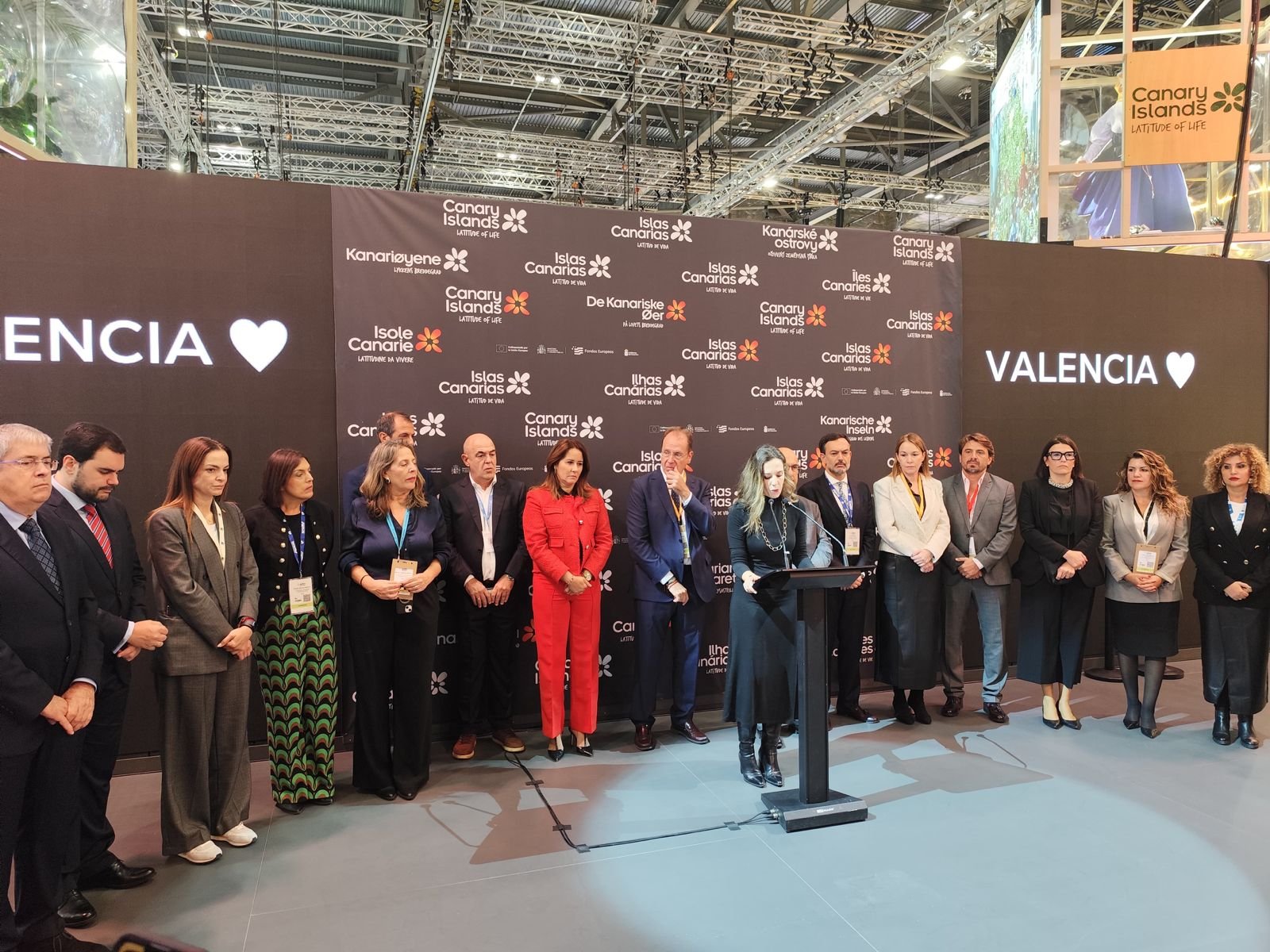 Arona se promociona en la World Travel Market (WTM) para revalidar su posición como destino preferido del turismo británico. La alcaldesa de Arona, Fátima Lemes, y la concejala de Turismo y Promoción Económica, Dácil León, participan en esta feria con el objetivo de consolidar el interés de los turistas británicos en este destino vacacional.

Además de formar parte de la agenda de Turismo de Tenerife, Arona también tiene programadas reuniones con turoperadores y líneas aéreas británicas como TUI, Jet2 y British Airways. La Marca Arona estará presente en las acciones promocionales de la Asociación de Municipios Turísticos y la Asociación de Municipios Turísticos de Canarias, con el fin de fortalecer su importancia como destino turístico entre los viajeros británicos.

La meta es que Arona gane protagonismo en la WTM y continúe siendo un destino atractivo para los turistas británicos, ofreciendo una amplia variedad de actividades y servicios de alta calidad. Este destino turístico espera mantener su fidelidad con los turistas británicos, quienes eligen repetir sus vacaciones en Arona al menos una vez al año. Noticias: Para atraer a nuevos turistas que buscan más que sol y playa, Arona enfatiza la calidad, sostenibilidad y autenticidad, así como el gasto en comercios locales.