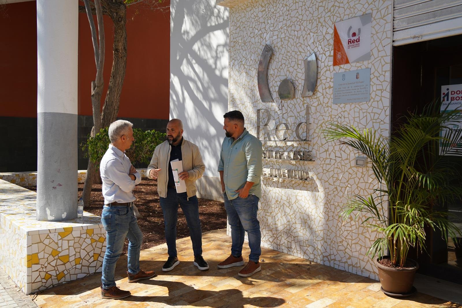El Ayuntamiento de Arona y la Fundación Don Bosco Salesianos Social están llevando a cabo el proyecto ‘Integra’ de lucha contra la Alta Exclusión Social. Este proyecto se está desarrollando en la Casa de la Juventud de El Fraile hasta el 31 de octubre de 2025, con el objetivo de lograr la normalización social de las personas.

El convenio de colaboración entre el Ayuntamiento de Arona y la Fundación Don Bosco Salesianos Social para el desarrollo de este proyecto surge como parte del Programa de Lucha Contra la Alta Exclusión Social en Canarias, elaborado por el Comisionado de Inclusión Social y Lucha contra la Pobreza del Gobierno de Canarias. ‘Integra’ busca cubrir el déficit existente en las políticas públicas canarias ante la Alta Exclusión Social, proporcionando una herramienta de intervención diseñada específicamente para lograr la normalización social de las personas.

Este proyecto ofrece una intervención personalizada y directa, adaptada a las necesidades e intereses de cada persona de las unidades de convivencia involucradas. Su objetivo es reducir los efectos psicosociales, favorecer la adquisición de habilidades y la estructuración sociofamiliar, todo ello para facilitar la integración social. La presentación del proyecto contó con la presencia del concejal delegado de Juventud, Rubens Delgado, y responsables del proyecto y representantes de la Fundación Don Bosco Salesianos Social.