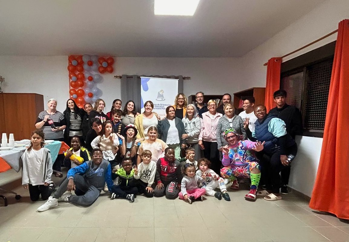 El Patronato de Servicios Sociales de Arona ha puesto en marcha el Proyecto de Acción Social Urbanización Hermano Pedro. Este proyecto, desarrollado por la ONG Cooperación Internacional Canarias, tiene como objetivo ofrecer un programa de refuerzo educativo a menores en situación de riesgo social.

Las actividades se llevarán a cabo en el local social de la Urbanización Hermano Pedro, en Arona Casco, y están dirigidas a estudiantes de entre 6 y 12 años, principalmente del CEIP Óscar Domínguez y otros centros educativos cercanos. Se trabajará con ciclos educativos específicos, abordando la intervención con un máximo de 25 menores y sus familias, manteniendo siempre una comunicación fluida con los centros educativos.

El refuerzo educativo se llevará a cabo de lunes a jueves por la tarde, con seguimiento y orientación a las familias los viernes para apoyar a los niños durante el fin de semana. Este proyecto busca brindar apoyo integral a los menores en situación de vulnerabilidad, promoviendo su desarrollo educativo y social.