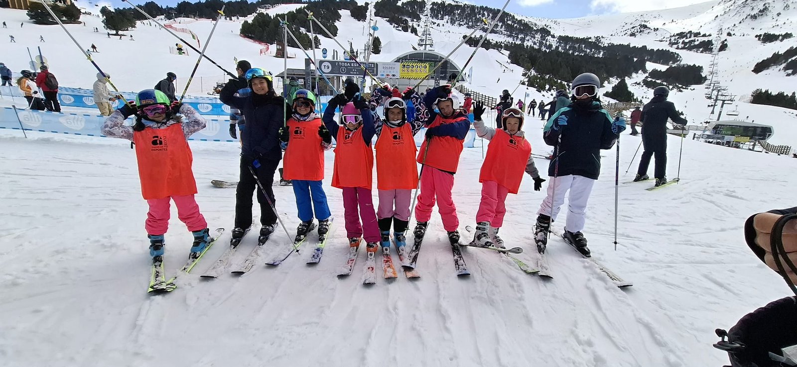 Éxito en la Semana Blanca Arona 2025 con más de 140 participantes

Durante una semana, los participantes han contado con excelentes condiciones de nieve, clases especializadas y un ambiente inmejorable.

La Semana Blanca Arona 2025 ha concluido con gran éxito, dejando tras de sí una experiencia inolvidable para los más de 140 participantes que han disfrutado de esta aventura en la nieve.

Organizada por el Patronato Municipal de Deportes del Ayuntamiento de Arona, esta iniciativa ha permitido que jóvenes, adultos y sobre todo familias se sumerjan en la práctica del esquí y snowboard en un entorno privilegiado como la estación de Grand Valira en Andorra.

Durante una semana, los participantes han contado con excelentes condiciones de nieve, clases especializadas y un ambiente inmejorable que ha convertido esta edición en todo un referente del programa deportivo municipal.

Desde la organización, se destaca la alta participación y el entusiasmo de todos los asistentes, quienes han vivido días de aprendizaje, deporte y compañerismo.

El Patronato de Deportes de Arona agradece la confianza de los participantes y reitera su compromiso con la promoción de actividades que fomenten el deporte y la convivencia.

La Semana Blanca Arona se consolida, así como un evento imprescindible dentro del calendario deportivo del municipio, con la vista puesta en futuras ediciones que sigan ofreciendo experiencias únicas en la nieve.