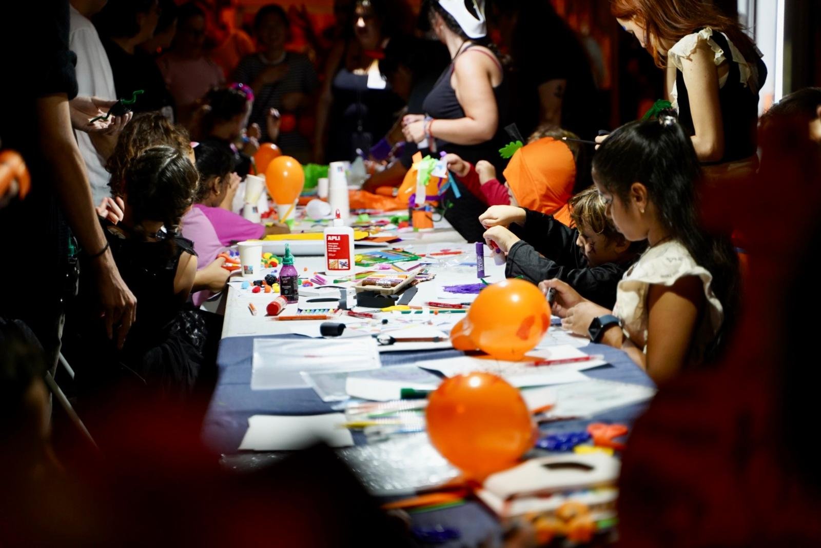 Las Zonas Comerciales Abiertas de Arona se llenan del espíritu de Halloween y Finados

Valle San Lorenzo, Las Galletas, Los Cristianos y Las Américas acogen talleres y actividades de animación musical, venta de castañas, realidad virtual, fiestas infantiles y ‘pasajes del terror’ para adultos.

La celebración de Halloween y Finados ambientará las Zonas Comerciales Abiertas (ZCAs) de Valle San Lorenzo y Las Galletas, Los Cristianos, cuyas asociaciones de comerciantes han organizado diversas propuestas de dinamización con la colaboración del Área de Promoción Económica del Ayuntamiento de Arona. También habrá propuestas de ocio terrorífico en la Zona Comercial Abierta de Playa de Las Américas.

En Valle San Lorenzo hay puesto de venta de castañas que aromatiza el entorno de El Puente desde el lunes 28 y seguirá haciéndolo hasta el jueves 31 de octubre de 17:00 a 20:00 horas. En ese mismo horario, el miércoles 30 se llevará a cabo un pasacalle folclórico por toda la zona comercial urbana y el viernes se realizará un taller temático junto al puesto de castañas.

El viernes, también de 15:00 a 20:00 horas, Los Cristianos ofrecerá la oportunidad de disfrutar de una experiencia de realidad virtual y la actuación de Güicho en la Plaza de la Alpispa, así como de hinchables en la Plaza de la Iglesia. Además, habrá animación musical itinerante por los peatonales de la Zona Comercial Abierta del núcleo playero.

Ese mismo día y a la misma hora, en Las Galletas habrá personajes itinerantes recorriendo las calles comerciales.

En lo que respecta a la ZCA de Playa de Las Américas, el 31 de octubre se celebrará una fiesta de Halloween Infantil en el Comercial Oasis de 17:00 a 19:00 horas. Incluirá pasaje del terror apto para todas las edades, además de castillo hinchable, pintacaras y varias sorpresas. Los adultos amantes del terror, además, podrán disfrutar en la misma ubicación de la segunda edición del pasaje del terror titulado ‘El Centro Encantado’. Se podrá visitar del 31 de octubre al 2 de noviembre en horario de 19:00 a 23:30 horas. La entrada es gratuita, pero hay opción de comprar fast ticket para evitar colas.