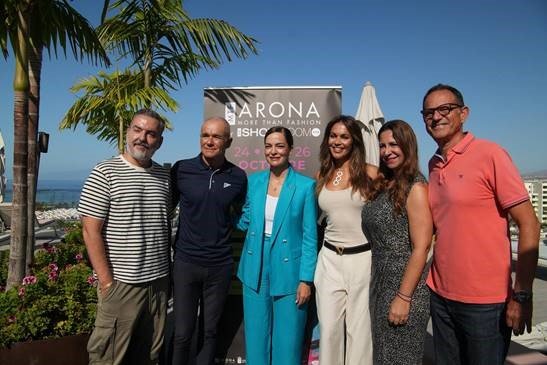 Tres días de moda, vanguardia y diseño local e internacional revolucionan el sur de Tenerife desde hoy hasta el sábado. Arona More Than Fashion By The ShowRoom Mag es un escaparate de excepción para el sector comercial y hostelero de las Islas Canarias y del municipio de Arona. Mañana viernes, la Pirámide de Arona acogerá una gran gala con un millar de personas, en la que tomarán la pasarela las colecciones de Juan Duyos o Sofia Ilmonen, y el diseño canario con mayúsculas representado por Jose Acosta y Pedro Palmas, entre otros.

Tres días de moda a la vanguardia, grandes desfiles, diseñadores locales e internacionales, un millar de invitados, medio centenar de modelos, decenas de comercios y marcas locales implicadas, música, animaciones, espectáculos de maquillaje y peluquería en vivo… La revolución Arona More Than Fashion By The ShowRoom Mag, que celebra su primera edición, toma desde hoy hasta el sábado, el entorno de la Milla de Oro de la Avenida de Las Américas.

“Tenerife se convierte así en la capital de la moda internacional, un escaparate de excepción para el sector comercial y hostelero de las Islas Canarias y del municipio de Arona, con grandes nombres de las pasarelas nacionales e internacionales y personalidades del sector de la cultura, la empresa y la imagen”, ha señalado Antonio Rosales, organizador del evento y director de The ShowRoom Mag, durante la rueda de prensa de presentación.

El acto ha contado también con la presencia de la alcaldesa de Arona, Fátima Lemes; la concejala de Desarrollo Económico y Turismo de Arona, Dácil León; el director general del Spring Hotel, Miguel Villaroya; y la periodista y presentadora Lara Álvarez, embajadora del evento. También ha estado presente el reconocido diseñador Juan Duyos.

La alcaldesa de Arona, Fátima Lemes, ha destacado que “nuestro municipio siempre ha sido fuente de inspiración para artistas de diversa índole, pero también un enclave abierto al mundo. En este caso, acogemos una muestra de moda en la que grandes diseñadores nacionales e internacionales mostrarán sus creaciones.