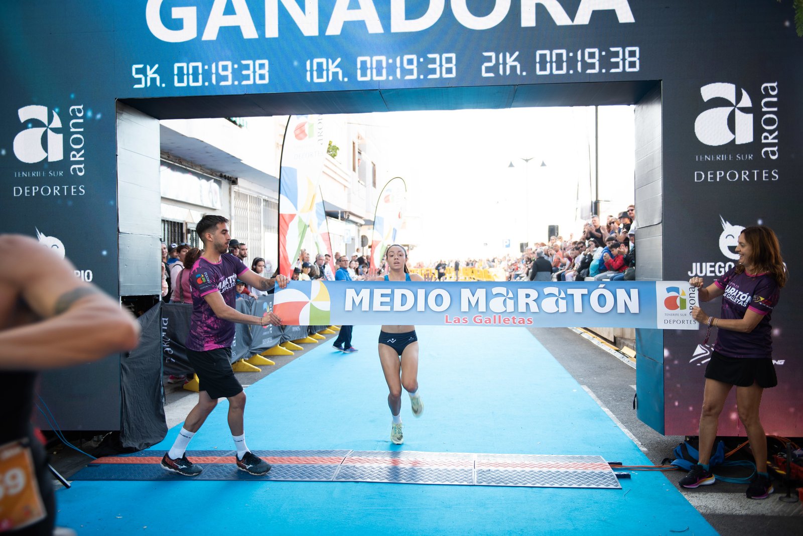 El Medio Maratón de Las Galletas 2025 albergará el Campeonato de Canarias de Medio Maratón
Los participantes tendrán la opción de elegir entre distancias de 5K, 10K y 21K. El Medio Maratón de Las Galletas 2025 avanza en su consolidación como una de las pruebas más relevantes del calendario atlético canario. La Federación Canaria de Atletismo ha designado a esta competencia como sede del Campeonato de Canarias de Medio Maratón, en las categorías Sub 20, Sub 23, Absoluto y Máster.
Esta distinción refuerza el prestigio del evento y lo convierte en un referente regional para atletas de alto rendimiento. La carrera, que se llevará a cabo el 6 de abril en Las Galletas, ofrecerá a los corredores federados la oportunidad de competir por el título autonómico en un recorrido que combina la brisa marina y un circuito urbano único en el municipio de Arona.
Para optar al título de campeón autonómico en cualquiera de las categorías mencionadas, será necesario estar federado en la Federación Canaria de Atletismo e inscribirse a través de la misma.
Además del campeonato oficial, el Medio Maratón de Las Galletas sigue manteniendo su esencia como un evento abierto a corredores de todos los niveles. Los participantes podrán elegir entre las distancias de 5K, 10K y 21K, permitiendo a cada corredor desafiarse en la modalidad que mejor se adapte a su preparación.
Las inscripciones continúan abiertas hasta el 2 de abril a través de la web oficial www.mediomaratonlasgalletas.com.
La organización invita a todos los corredores, tanto federados como aficionados, a unirse a esta gran celebración del atletismo, donde la superación, el esfuerzo y la pasión por correr serán los verdaderos protagonistas.