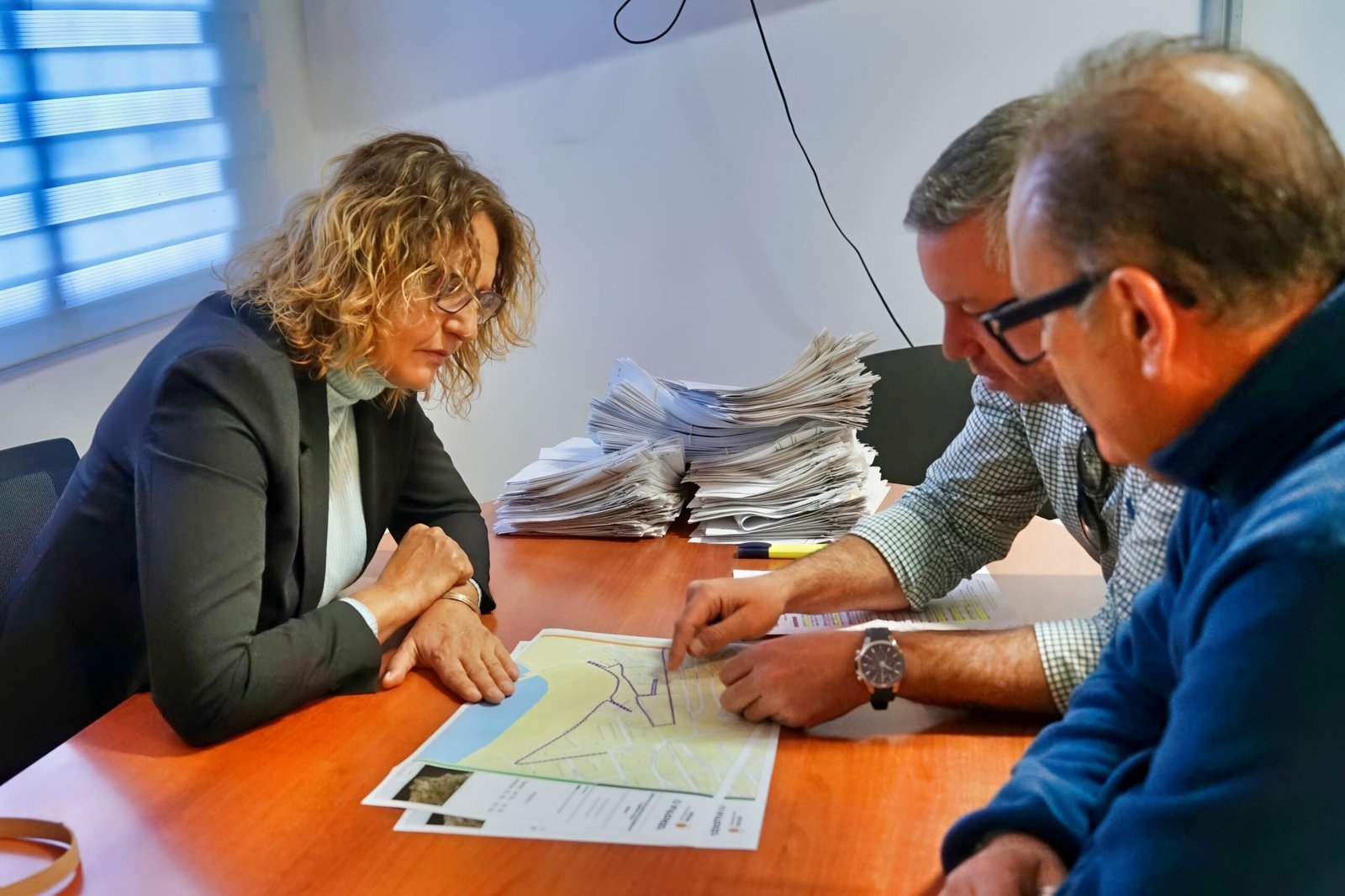 Arona contará con el mayor dispositivo de limpieza de su historia para el Carnaval Internacional de Los Cristianos 2025. El operativo incluye tanto medios personales como materiales para garantizar la higiene y el buen estado de las calles. El Ayuntamiento de Arona, a través de su área de Medio Ambiente, Sostenibilidad y Servicios Públicos, ha anunciado un ambicioso plan de limpieza para el Carnaval Internacional de Los Cristianos 2025. Conscientes de la gran afluencia de público que atrae este evento, el consistorio ha diseñado un operativo especial que incluye tanto medios personales como materiales para garantizar la higiene y el buen estado de las calles durante las festividades.

Planificación detallada para un carnaval limpio
La planificación del operativo de limpieza recoge numerosas actuaciones que se llevarán a cabo antes, durante y después del Carnaval. Entre las medidas destacan:

Organización de los servicios de contenerización: Se prevé el traslado de puntos de contenerización, la colocación de nuevos contenedores provisionales y la instalación de bandejas para facilitar la recogida de residuos.
Refuerzo en la recogida de residuos: Se aumentará la frecuencia de vaciado de contenedores de basura mezclada y envases ligeros, así como de papeleras, para evitar la acumulación de desechos.
Despliegue de medios materiales y personales: Se movilizarán equipos recolectores de carga trasera, barredoras mecánicas, sopladoras, cubas de baldeo, equipos hidro-limpiadores y vehículos tipo Pick Up. Además, se contará con personal de barrido manual y un equipo de inspección para asegurar la eficacia del operativo.
Organización previa y durante el carnaval: Se han establecido protocolos específicos para la organización de los servicios de limpieza antes y durante el evento, con el objetivo de optimizar los recursos y garantizar una respuesta rápida ante cualquier incidencia.

Compromiso con la sostenibilidad y el medio ambiente
El Ayuntamiento de Arona demuestra con este plan especial de limpieza su compromiso con la sostenibilidad y el cuidado del medio ambiente, al tiempo que busca ofrecer a los asistentes al Carnaval un entorno limpio y agradable.