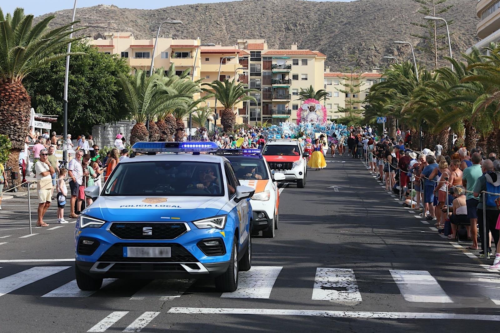 La Policía Local de Arona realizará un dispositivo especial para el Carnaval Internacional de Los Cristianos 2025.

Los agentes se distribuirán en la zona del ‘Recinto del Carnaval’ y sus alrededores para atender el aumento del tráfico y la afluencia de personas.

Las actuaciones en los días de mayor afluencia se llevarán a cabo en coordinación con la Policía Nacional, Guardia Civil y el Cuerpo General de la Policía Canaria.

El dispositivo policial especial comenzará el 20 de marzo para el Carnaval Internacional de Los Cristianos 2025. Se reforzará la regulación del tráfico y se incrementará el servicio de atestados, así como los controles preventivos de alcohol y drogas. Se prevé la presencia de 40 agentes diarios en los días de mayor afluencia, en colaboración con otras fuerzas de seguridad.

Además, se establecerá un dispositivo especial de menores en coordinación con el Cuerpo General de la Policía Canaria para la celebración del Carnaval de Día.