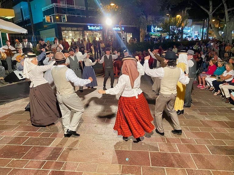 Noticias:

El XIV Folk Fest Arona sumergirá a turistas y residentes en el mejor folclore canario al son de las olas y la brisa marina.

El evento organizado por el Patronato de Turismo también incluirá Feria de Artesanía y Gastronomía y tendrá lugar junto a la Bahía de Los Cristianos prácticamente cada jueves hasta mayo de 2025.

A las 20.00 horas de este jueves 24 de octubre será inaugurado el XIV Folk Fest Arona, festival que durante siete meses volverá a brindar a residentes y turistas actuaciones en directo del mejor folclore canario con las agrupaciones más emblemáticas y prestigiosas del municipio: I’Gara, Verodal, Punta Rasca y Herederos de Chasna. Además, el evento incluirá también Feria de Artesanía y Gastronomía con productos locales típicos del municipio y de Canarias en general.