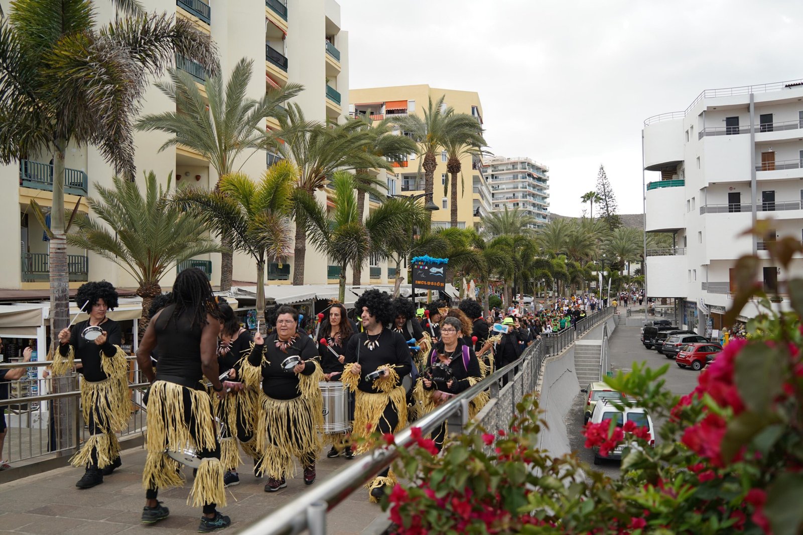 El Pasacalles de la Inclusión llena de magia el litoral de Los Cristianos con el Carnaval Internacional 2025. Esta iniciativa impulsada por José Juan Cruz, director del Centro Educación Especial de Los Cristianos, se desarrolla por primera vez en Arona y pretende formar parte del Carnaval de Los Cristianos. Fátima Lemes, alcaldesa de Arona; Alexis Gómez, concejal de Fiestas y Seguridad; y Naím Yánez, concejal de Turismo, acompañaron a la comitiva durante su recorrido.

El paseo carnavalero se inició en el Paseo Trasmallo y discurrió por el paseo marítimo hasta la Plaza de la Pescadora, mostrando la accesibilidad del litoral ‘playero’ que sitúa a Arona como pionera en la accesibilidad de sus playas y entornos cercanos.

Esta iniciativa contó con la organización del Centro Educación Especial de Los Cristianos y la colaboración de diversas áreas de Arona, reuniendo a centros educativos, asociaciones y hoteles que desarrollan terapias especiales de rehabilitación. Más de 200 personas participaron en este paseo carnavalero lleno de música, comparsas y percusión, adaptado a cualquier tipo de discapacidad para fomentar la igualdad de condiciones en el Pasacalles.