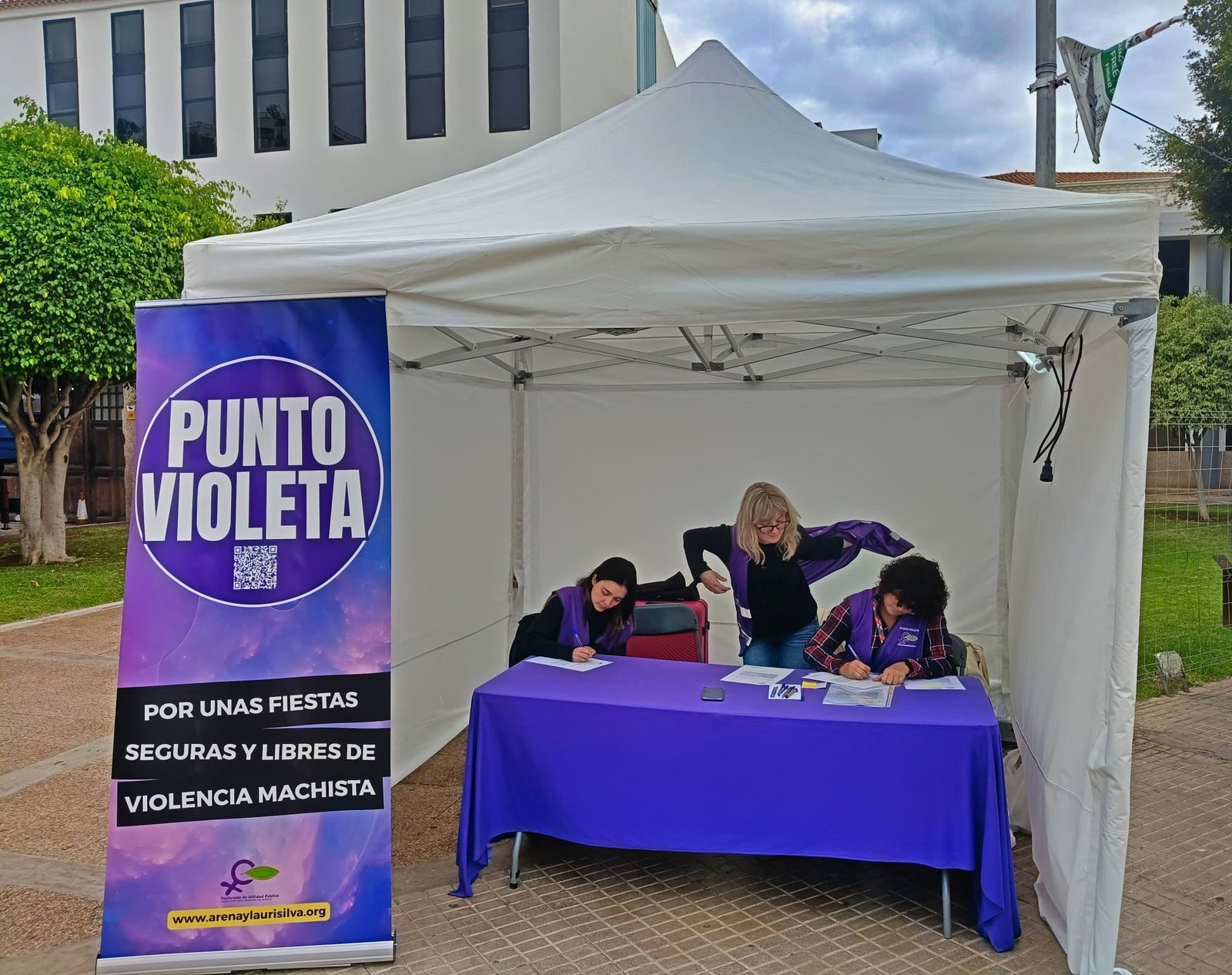 El Ayuntamiento de Arona reafirma su compromiso con un Carnaval libre de agresiones sexistas y machistas. El Punto Violeta estará ubicado en el exterior del Centro Cultural de Los Cristianos y estará en funcionamiento los viernes, sábados y domingos hasta altas horas de la madrugada.

El Carnaval Internacional de Los Cristianos 2025 se prepara para un intenso fin de semana de eventos en la calle para todo tipo de público. La seguridad de los participantes, vecinos y visitantes es una prioridad para el Ayuntamiento de Arona, que ha organizado un amplio despliegue policial y de seguridad, además de contar con recursos como el Stand de Prevención, la entrega de Pulseras Centinela y los Puntos Violeta, entre otros.

Los Puntos Violeta, también conocidos como puntos morados, son espacios financiados por la Subvención del Pacto de Estado contra la Violencia de Género del Ministerio de Igualdad del Gobierno de España, que brindan atención, información y ayuda a las víctimas de violencia sexual y de género, además de sensibilizar y visibilizar las agresiones sexistas en las fiestas. La Concejalía de Fiestas, con la colaboración del área de Igualdad del Patronato de Servicios Sociales, ha instalado una carpa en el exterior del Centro Cultural de Los Cristianos, en la Avenida Amsterdam, gestionada por la Federación de Mujeres Arena y Laurisilva.

Este servicio municipal ofrecerá apoyo, acogida, orientación y asistencia a las mujeres que puedan sufrir cualquier forma de violencia de género y/o violencia sexual, al tiempo que servirá como espacio de información y sensibilización para la población en general.