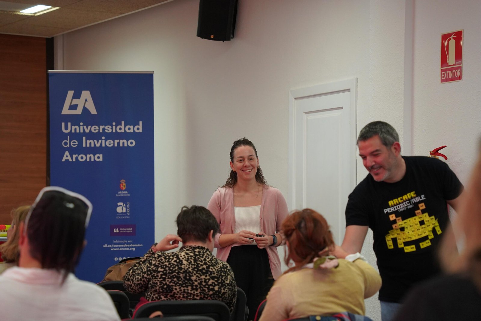 La Universidad de Invierno de Arona 2025 finaliza con gran satisfacción de los participantes

La Universidad de Invierno de Arona (UIA) concluyó su oferta formativa de 2025 con altos índices de participación y valoración de los asistentes. Esta iniciativa, coordinada conjuntamente por la Concejalía de Educación del Ayuntamiento de Arona y la Universidad de La Laguna, ofrece cursos en diversos temas para llegar a todos los colectivos, sin requisitos previos. Los cursos se imparten en grupos reducidos para una atención más personalizada, adaptándose a las capacidades e intereses de cada alumno.

En esta edición, se desarrollaron cinco cursos, con una participación cercana al 85% de las inscripciones ofertadas. Todos los cursos recibieron una valoración de 4.90 sobre 5, lo que refleja el alto grado de satisfacción de los asistentes. 

Los cursos abarcaron temas de salud, como «Mi vida sin dietas» y «ADN y Salud: El código que nos define», así como «Los derechos de las personas mayores: de la teoría a la práctica» y «Salud mental positiva: Inclusión y bienestar». Además, se ofreció un curso teórico-práctico de piloto de drones.

La Universidad de Invierno de Arona forma parte del convenio de colaboración entre el Ayuntamiento de Arona y la Universidad de La Laguna para promover actividades de Extensión Universitaria en el municipio. Es una iniciativa que busca acercar el conocimiento al municipio de Arona y fortalecer los lazos con la comunidad local de nuestro territorio.