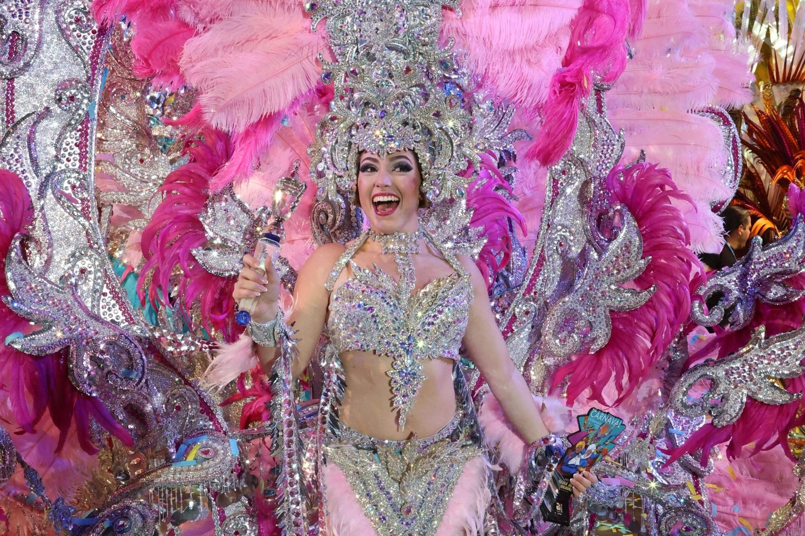 Kiara María Comellas Mereb, Reina del Carnaval Internacional de Los Cristianos 2025, con su fantasía ‘Reflejos del Carnaval’

La representante de Papagayo Beach Club se corona en una Gala de Elección que contó con seis candidatas

El Carnaval Internacional de Los Cristianos 2025 ya tiene Reina. Kiara Maria Comellas Mereb, representando a Papagayo Beach Club, fue coronada en una espectacular Gala de Elección que contó con la presencia de seis aspirantes. Luciendo la fantasía ‘Reflejos en Carnaval’ diseñada por Antonio Santos, Kiara Comellas recibió el cetro de manos de la alcaldesa de Arona, Fátima Lemes; y el concejal de Fiestas, Alexis Gómez, en presencia de la Reina de la pasada edición, Sheila Rodríguez Alonso. También estuvo presente la aronera Elizabeth Ledesma Laker, reina del Carnaval de Santa Cruz de Tenerife 2025 con la fantasía ‘Conexión’.

El séquito real lo componen Gabriela Domínguez Pais, con la fantasía ‘Ritmo de Tambores’ diseñada por Alfonso Baute y con el patrocinio de Spring Hotels Group, que fue nombrada Primera Dama de Honor; Sofía Naranjo Domínguez, con la fantasía ‘El Brillo de Rio’ diseñada por Jorge González Santana y con el patrocinio de Parque Santiago, recibió el título de Segunda Dama de Honor; además de Dayra Luis Delgado con la fantasía ‘Sueños de Libertad’ diseñada por Zara Díaz con el patrocinio de Macaronesian Hotels And Resorts y Spacio 10; Lara Navarro González, con la fantasía ‘Quiéreme’ diseñada por la Asociación del Carnaval de Los Realejos Nira y con el patrocinio de Hotel Villa Cortés; y Zuleima Afonso García, con la fantasía ‘Resplandeciente Utopía’ diseñada por Fran Yanes y con el patrocinio de Grupo Los Menceyes.

El Jurado estuvo compuesto por Priscila Medina, Reina del Carnaval de Santa Cruz de Tenerife 2019; Nareme Melián, diseñador del Cartel del Carnaval de esta edición; Alex Mercurio, artista, creador de contenido y activista LGTBIQ+; Anju Lalwani, diseñadora gráfica; Cristóbal Tabares, artista plástico; Laura Fernandez Ruiz, Primera Dama de Honor del Carnaval de Santa Cruz de Tenerife 2025; Edgar Magdalena, fotógrafo de moda; actuando como secretario del Jurado en representación del Ayuntamiento de Arona, Damián Lamela Scafarelli.

La elección de la Reina llenó el Recinto del Carnaval en el Bulevar Chajofe de Los Cristianos. Con la dirección de Sedomir Rodríguez de la Sierra, la Gala contó con la participación en la Obertura de los Grupos Coreográficos del Patronato de Cultura del Ayuntamiento de Arona; Mar y Fernanda; Ballet Beanky; Yacambú; Enrique Barrios ‘El Ángel de la Salsa’; Ay Caramba, K’Nadum y Ritmo Sureño pusieron el ritmo de las batucadas en sus llamativas coreografías; y la actuación estrella de Marta Sánchez dio paso al fallo del Jurado.