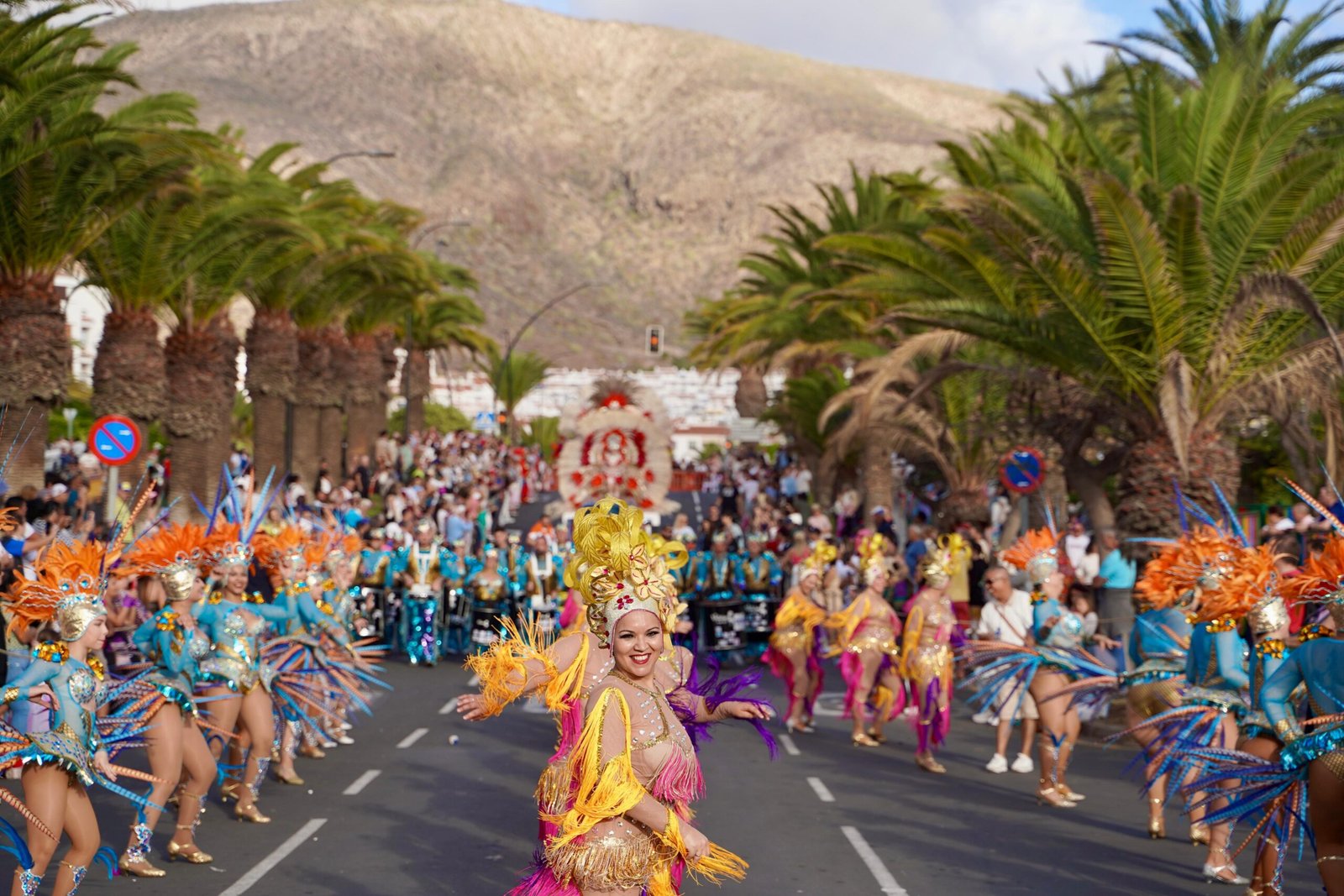 El multitudinario Coso del Carnaval envuelve de música y color Los Cristianos
