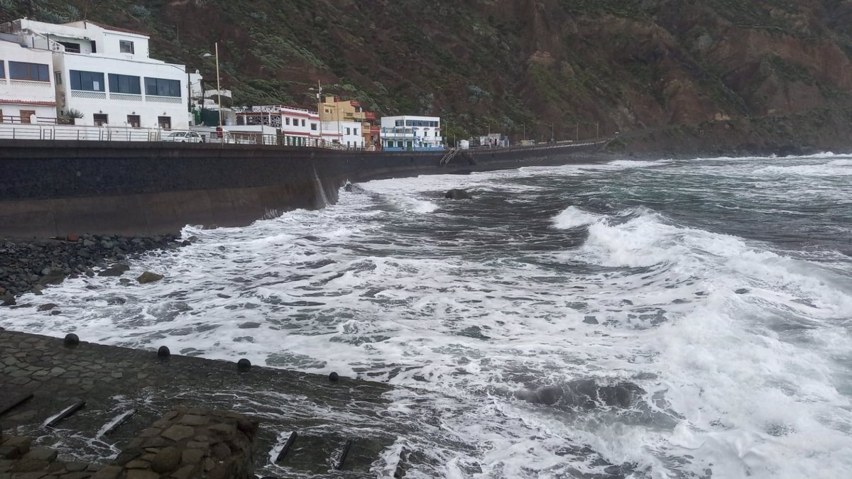 Alerta por fenómenos costeros en Canarias a partir del mediodía