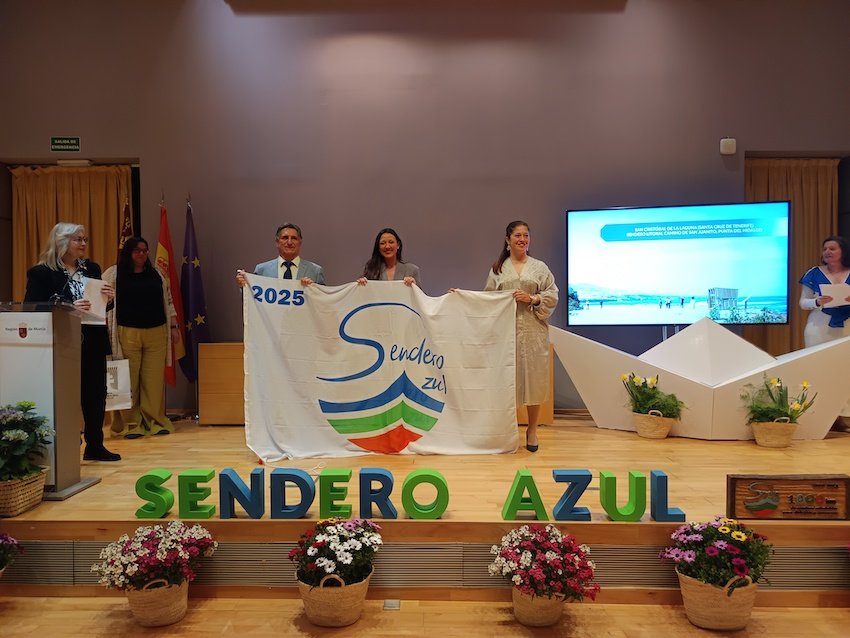 La Laguna recibe la bandera azul por sus valores ecológicos en el Camino de la Costa
