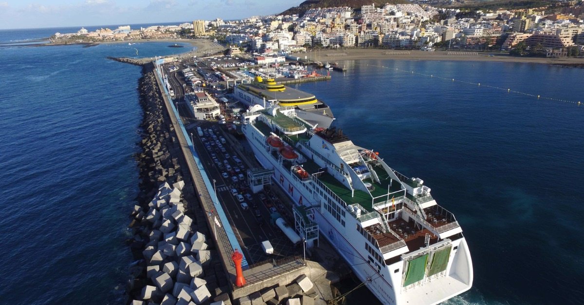 La alcaldesa de Arona aborda la «inquietud» vecinal ante posible ampliación del puerto de Los Cristianos