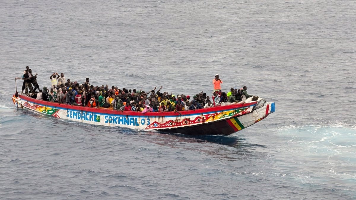 Llegan más de 190 migrantes en cayucos a El Hierro y Gran Canaria