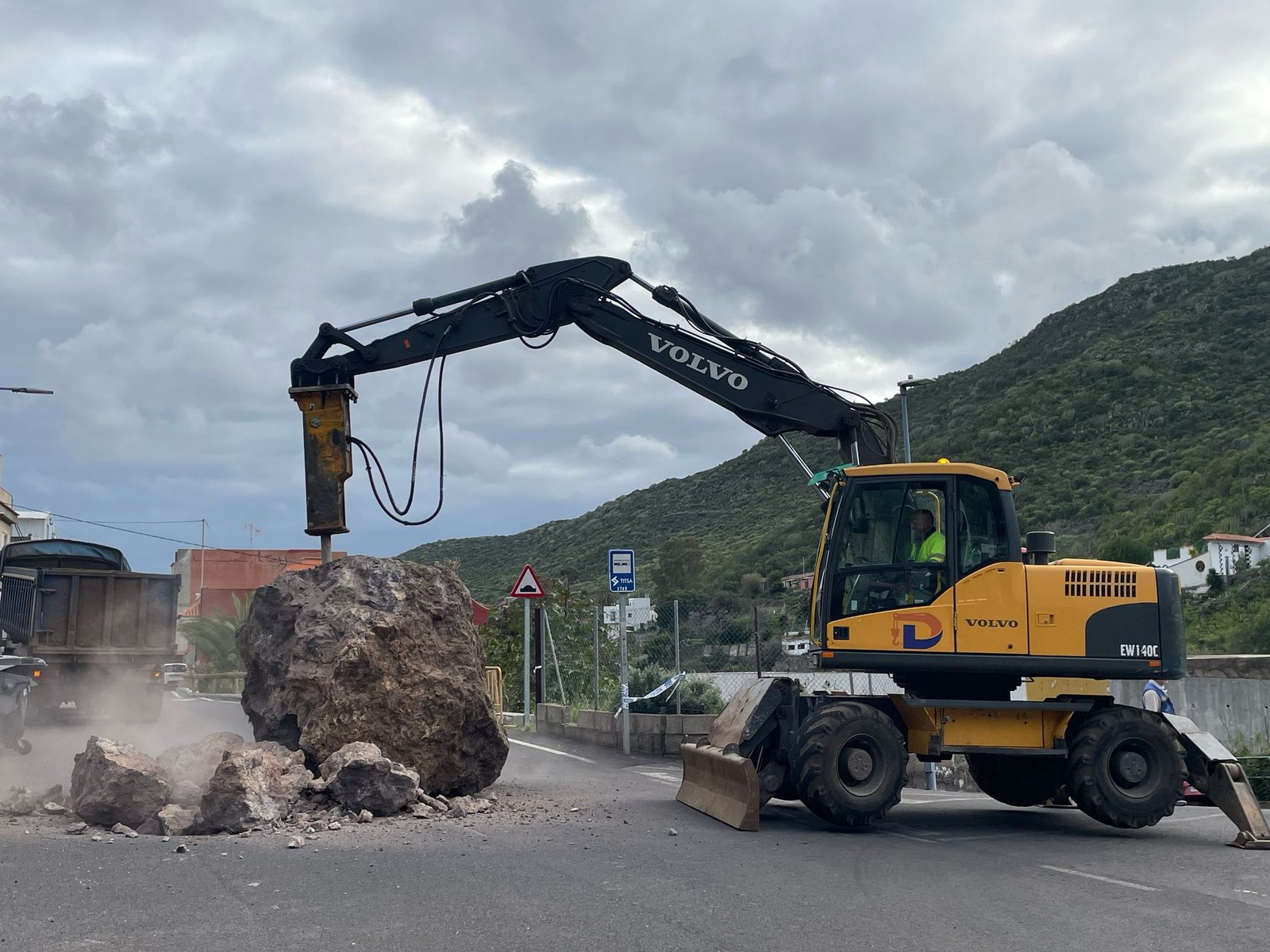 Retirada de piedra en Valle Tabares por intensas lluvias