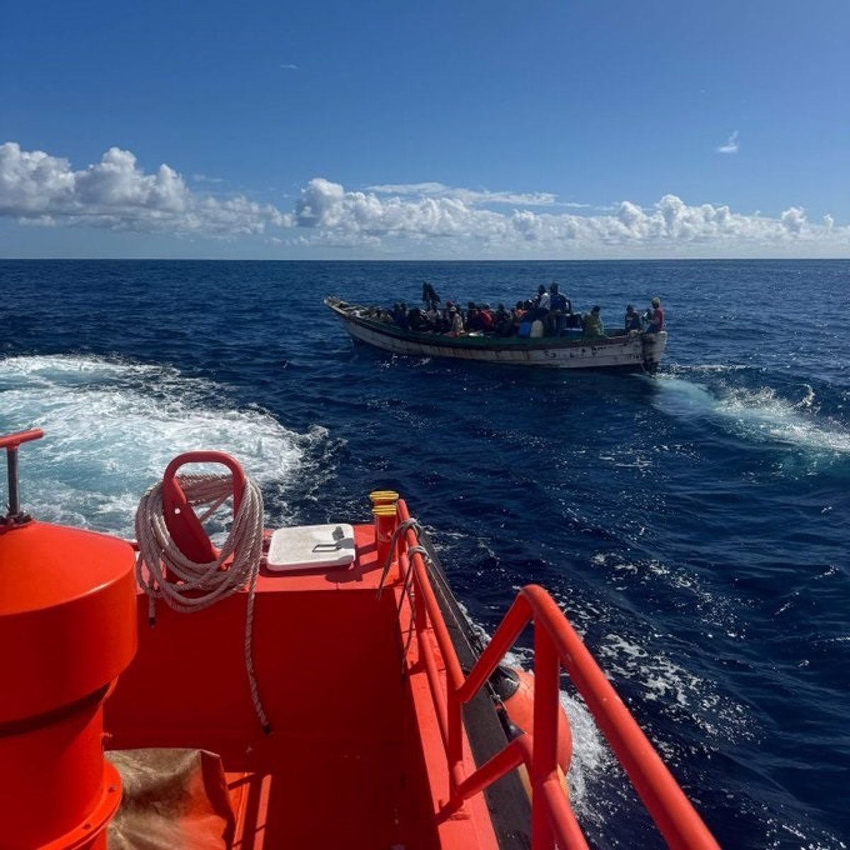 Un cayuco con 45 migrantes llega a El Hierro
