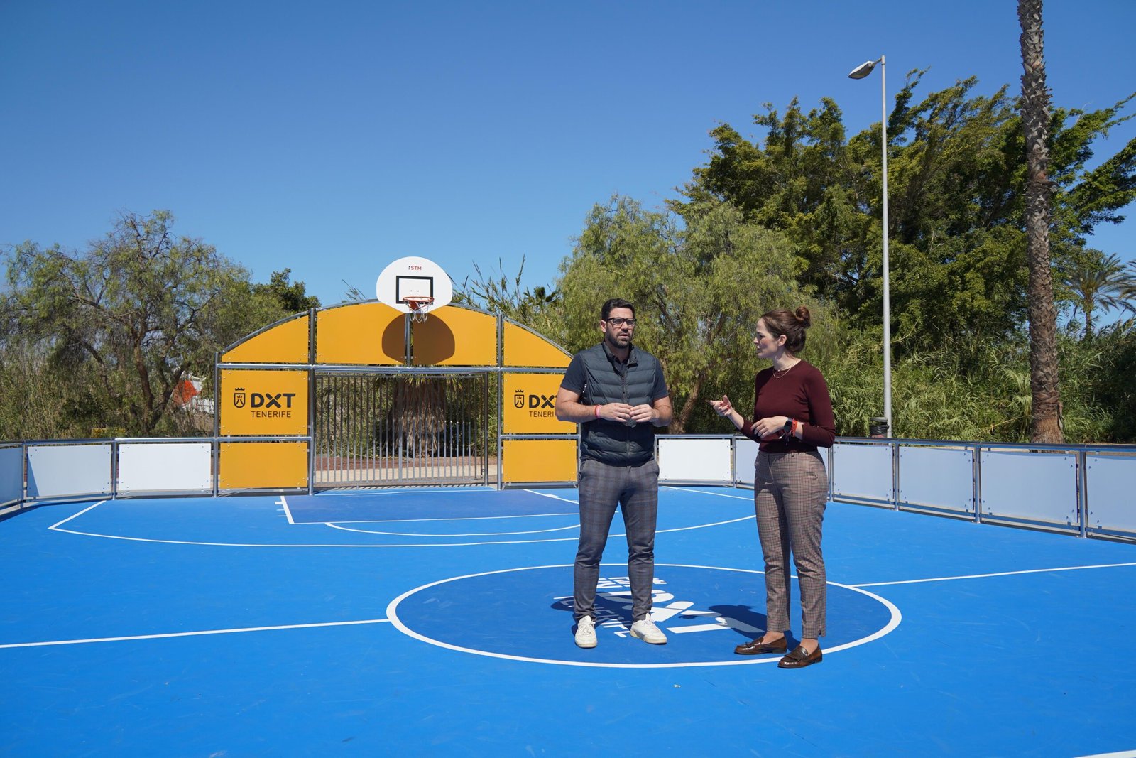 Arona cuenta con una nueva pista multideporte en Playa de Las Américas

El convenio entre el Cabildo y el Ayuntamiento tiene como objetivo mejorar las instalaciones deportivas y promover el deporte para todos.

El municipio de Arona ha inaugurado una nueva pista multideporte en la zona de Playa de Las Américas, y próximamente contará con otra en Villa Isabel – El Fraile, gracias al convenio de cooperación entre el Cabildo Insular de Tenerife y el Ayuntamiento de Arona a través de su Organismo Autónomo de Deportes para la ejecución del ‘Programa Pistas Multideporte en la isla de Tenerife’.

El objetivo principal de este convenio es establecer un marco de cooperación para mejorar y modernizar las instalaciones deportivas de la isla, atendiendo las necesidades del deporte no federado. En este caso, se busca adecuar y mejorar la Red Básica de instalaciones deportivas, promoviendo el uso libre y el deporte para todos.

Las acciones específicas incluyen la instalación de una pista tipo I (30×15) en la Parcela 9 del equipamiento deportivo Plan Parcial R-4b CI Montaña Grande – El Fraile, y una pista tipo II (20×10) en la Parcela P-52 del Plan Parcial Especial Golf Las Américas.

Con esta iniciativa, el Ayuntamiento de Arona reafirma su compromiso con el deporte inclusivo, el uso libre de espacios públicos y la mejora continua de las infraestructuras deportivas municipales. La colaboración con el Cabildo de Tenerife es fundamental para avanzar en la creación de instalaciones modernas y accesibles para toda la ciudadanía. El Ayuntamiento continúa trabajando para que cada barrio cuente con espacios adecuados para fomentar hábitos saludables, cohesión social y participación comunitaria.
