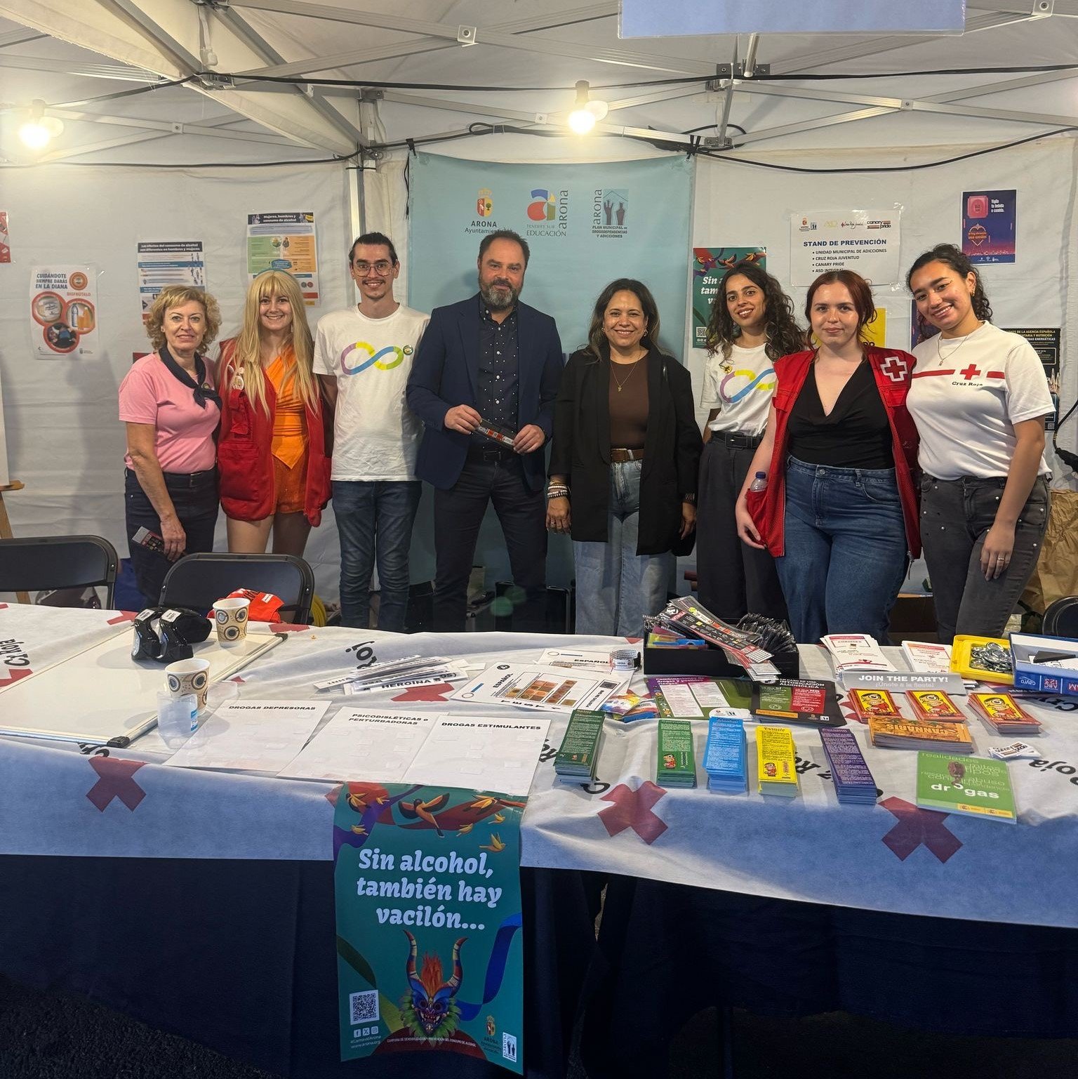 Noticias: Balance positivo del Stand de Prevención en el Carnaval Internacional de Los Cristianos

El Stand de Prevención en el Carnaval Internacional de Los Cristianos, integrado por la Unidad Municipal de Adicciones, ASD Integral, Cruz Roja y Canary Pride, tuvo un balance muy positivo. Durante el evento, no hubo necesidad de atender casos de delitos de odio por identidad/expresión de género, orientación o características sexuales.

La Unidad Municipal de Adicciones del Ayuntamiento de Arona, en colaboración con ASD Integral y Cruz Roja Juventud, participó en el Carnaval Internacional de Los Cristianos proporcionando información sobre reducción de riesgos en sexualidad y drogas a las 400 personas que visitaron el Stand de Prevención. Durante el Carnaval de Día, las personas que se acercaron al Stand fueron principalmente padres y madres, mostrando interés en folletos sobre sustancias y los riesgos de combinar diferentes drogas, así como en las ‘Pulseras Centinelas’ y la información sobre ellas.

En cuanto a los jóvenes, acudieron tanto chicas como chicos, en su mayoría entre 12 y 18 años, incluyendo también algunos jóvenes universitarios de la Universidad de La Laguna. Residen en núcleos cercanos como Adeje, Alcalá, Las Zocas, Granadilla, y en áreas del municipio como Valle San Lorenzo, Arona Casco, Cabo Blanco, Las Galletas y Los Cristianos.

Todos los participantes se involucraron en actividades como la rueda de los mitos y la clasificación de sustancias, experimentando en persona los efectos del alcohol, cannabis y otras drogas al usar las ‘Gafas Simuladoras del consumo de drogas’ y realizar diversas pruebas. También se explicó el funcionamiento de las ‘Pulseras Centinelas’ y su código QR para detectar drogas en la bebida, así como la posibilidad de activar la geolocalización.