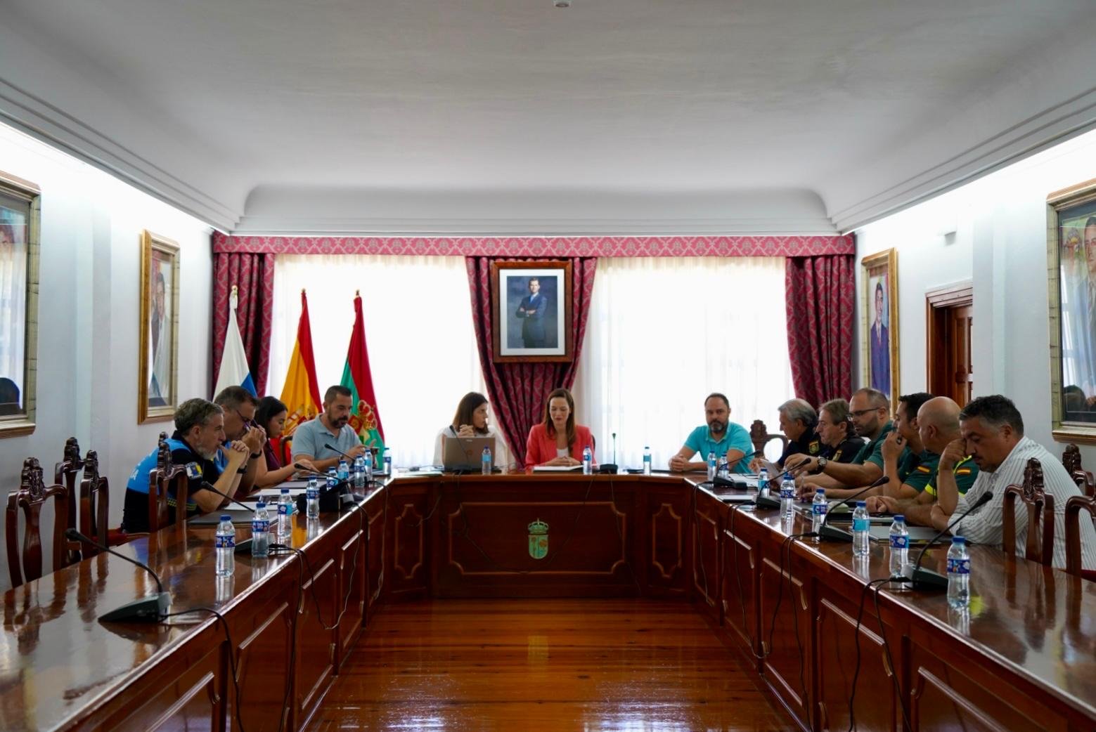 La Junta Local de Seguridad de Arona se reactiva para analizar la situación del municipio
El Ayuntamiento de Arona ha reactivado la Junta Local de Seguridad de Arona con el objetivo de analizar la situación actual del municipio. El órgano, que permanecía inactivo desde hace varios años, abordó aspectos fundamentales relativos al crecimiento de la población que ha sufrido el municipio.
En ella estuvieron presentes la alcaldesa de Arona, Fátima Lemes; la teniente de alcalde del área de Seguridad, Guacimara Tavío; el concejal delegado de Seguridad, Alexis Gómez; el concejal delegado de la Policía Local de Arona, Héctor Reyes; el subcomisario de la Policía Local, David Oliva; el subinspector de la Policía Local, Martin Reverón; y el jefe de la Sección de Seguridad del Ayuntamiento de Arona, Julio Calzadilla.
Los Cuerpos y Fuerzas de Seguridad del Estado estuvieron representados por el comisario jefe de la Comisaría Local Sur Tenerife de la Policía Nacional, José Manuel Ruiz; el comandante jefe de la Compañía de Playa de Las Américas de la Guardia Civil, Leonardo Rey; el teniente jefe del Puesto Principal de Playa de Las Américas, Rafael Núñez de Arenas; y el teniente jefe de Destacamento de Granadilla, Rafael Luque.
Entre los puntos tratados destacan el análisis de la situación actual en asuntos como la inmigración, seguridad ciudadana, venta ilegal, asociaciones de fumaderos de cannabis, etc. También se hizo un seguimiento y un análisis de la situación actual de la zona de Las Verónicas (Las Américas).
La Junta de Seguridad aronera también puso sobre la mesa un estudio e información sobre el estado de las cámaras de seguridad del municipio. Por otra parte, también se debatió acerca de la dotación a la Comarca Sur para la incorporación del personal de los Cuerpos y Fuerzas de Seguridad del Estado que puedan colaborar con la Policía Local de Arona en materia de Seguridad Ciudadana.