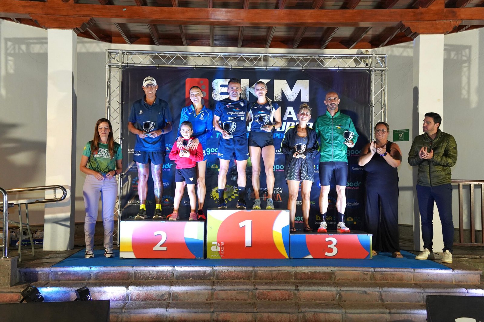 Miguel Ángel Vaquero e Irene Lorenzo se imponen en la Carrera Nocturna K8 Arona
Cerca de dos centenares de deportistas de todas las edades han participado en el VI Memorial Óscar Hernández. Miguel Ángel Vaquero e Irene Lorenzo, ambos del Tenerife CajaCanarias, fueron los ganadores de la Carrera Nocturna K8 Arona – VI Memorial Óscar Hernández, prueba en la que participaron cerca de dos centenares de deportistas. La competición, celebrada en un recorrido con salida y meta en la Plaza del Cristo de la Salud, en Arona Casco, transcurrió por la carretera que lleva al barrio de Túnez en un itinerario de ida y vuelta.
La jornada se inició con las carreras infantiles y juveniles para a las 20:00 horas darse la salida oficial del Memorial Óscar Hernández, con la presencia de la alcaldesa de Arona, Fátima Lemes y del concejal de Deportes, Luis Sierra, que fue el encargado de dar el pistoletazo de salida.
Miguel Ángel Vaquero llegó victorioso al arco de meta tras cubrir los 8.000 metros reglamentarios en un tiempo de 24:20. La segunda posición correspondió a Dionisio Guillén con 25:56, mientras que el podio absoluto se completó con la presencia de Sadday Marrero (26:16). En féminas, el triunfo fue para Irene Lorenzo, quien completó la carrera en 27:41.